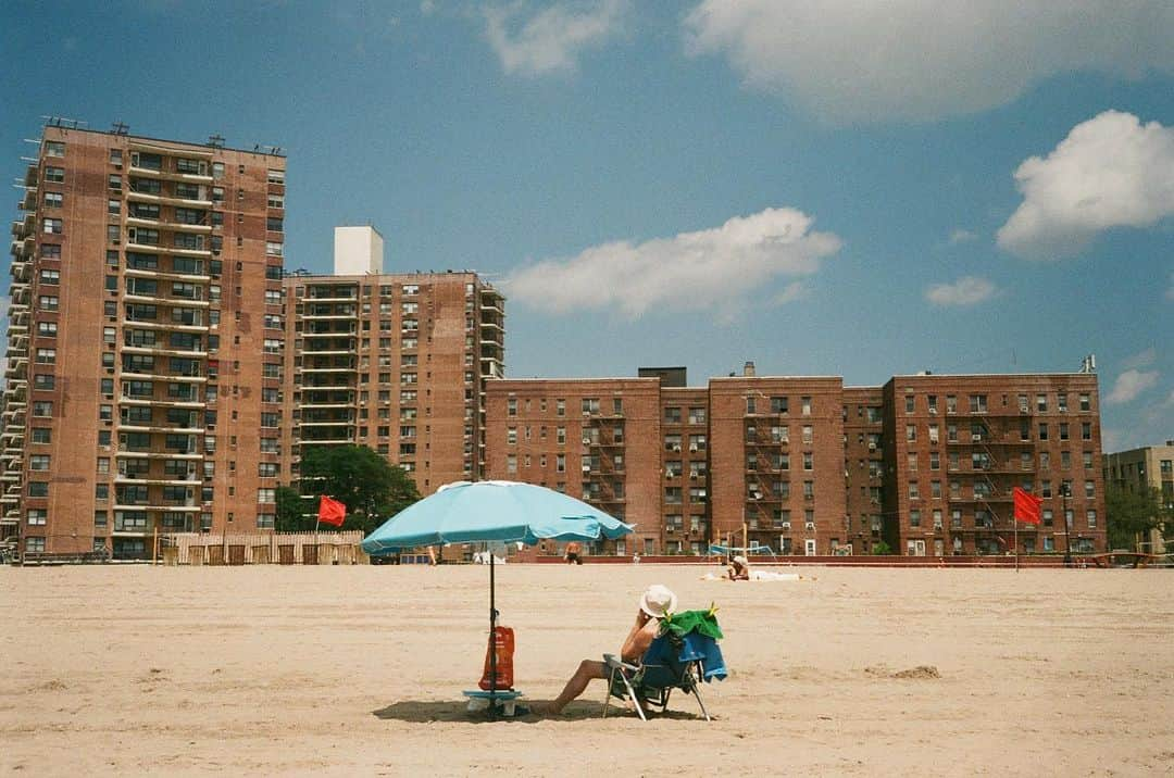 ペ・ジョンナムのインスタグラム：「coney island film photo (2) 🙂📸🎞️🎞️ 🏝️🏖️🌊⛱️🧡🧡🧡 #rollei35classic #35mmfilm #filmphoto #노보정노필터 #배작가」