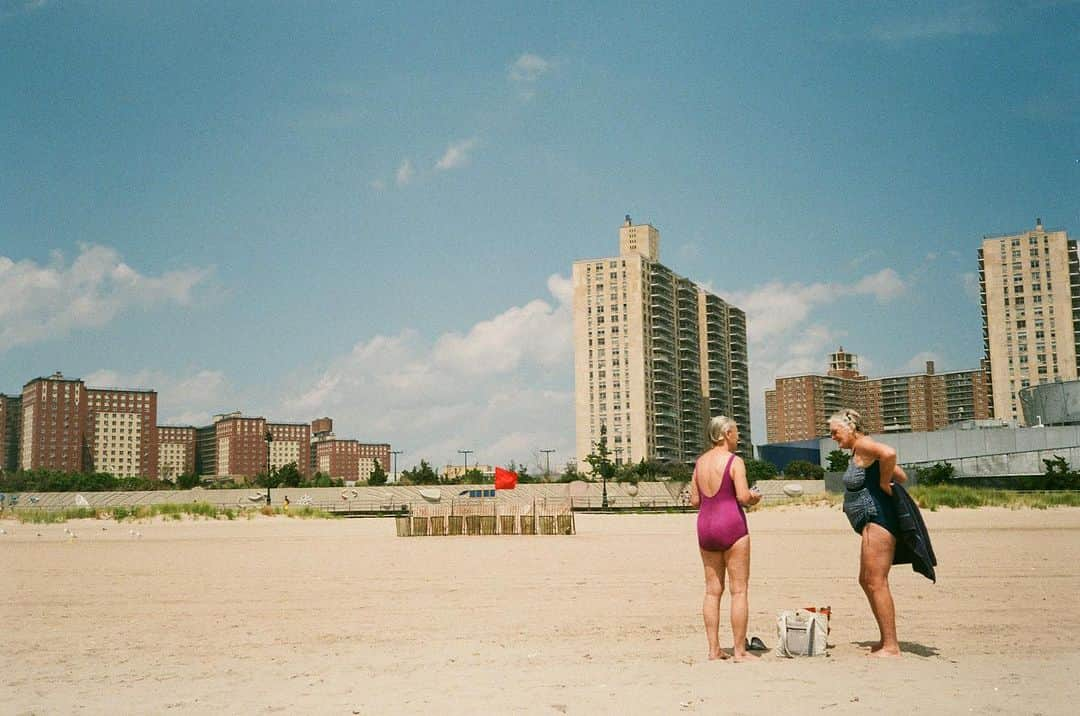 ペ・ジョンナムさんのインスタグラム写真 - (ペ・ジョンナムInstagram)「coney island film photo (2) 🙂📸🎞️🎞️ 🏝️🏖️🌊⛱️🧡🧡🧡 #rollei35classic #35mmfilm #filmphoto #노보정노필터 #배작가」8月28日 14時56分 - jungnam_bae