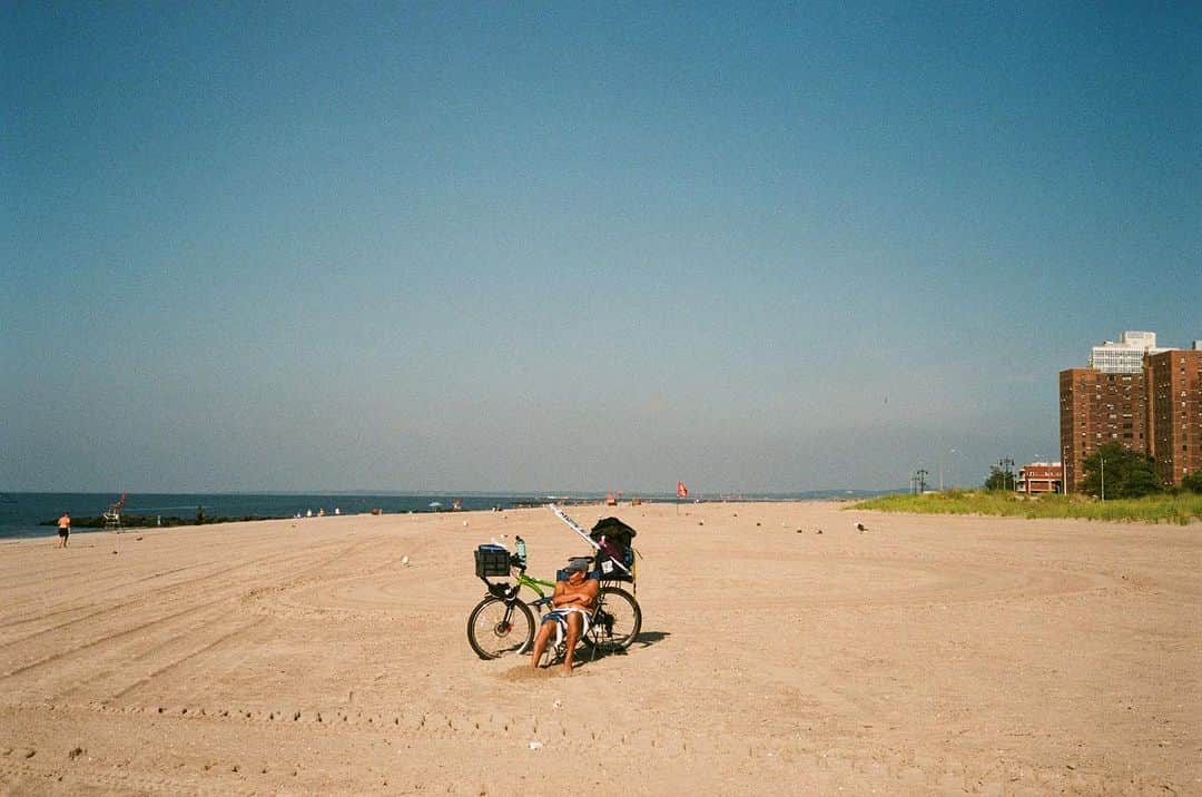 ペ・ジョンナムさんのインスタグラム写真 - (ペ・ジョンナムInstagram)「coney island film photo (2) 🙂📸🎞️🎞️ 🏝️🏖️🌊⛱️🧡🧡🧡 #rollei35classic #35mmfilm #filmphoto #노보정노필터 #배작가」8月28日 14時56分 - jungnam_bae