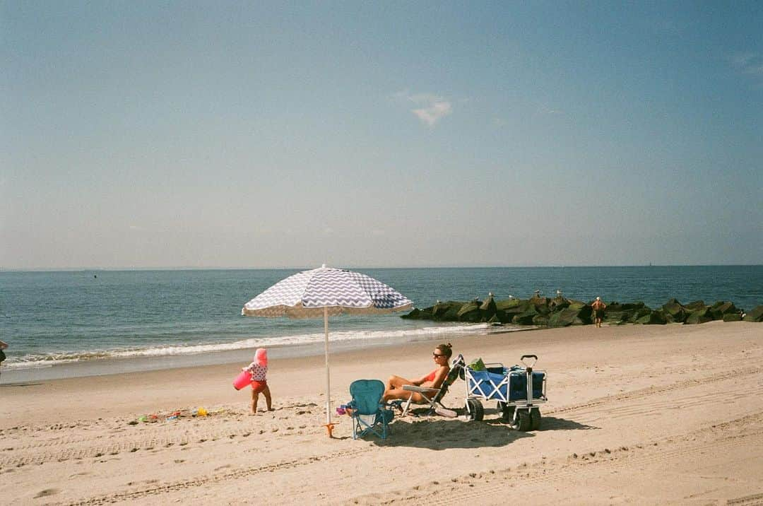 ペ・ジョンナムさんのインスタグラム写真 - (ペ・ジョンナムInstagram)「coney island film photo (2) 🙂📸🎞️🎞️ 🏝️🏖️🌊⛱️🧡🧡🧡 #rollei35classic #35mmfilm #filmphoto #노보정노필터 #배작가」8月28日 14時56分 - jungnam_bae