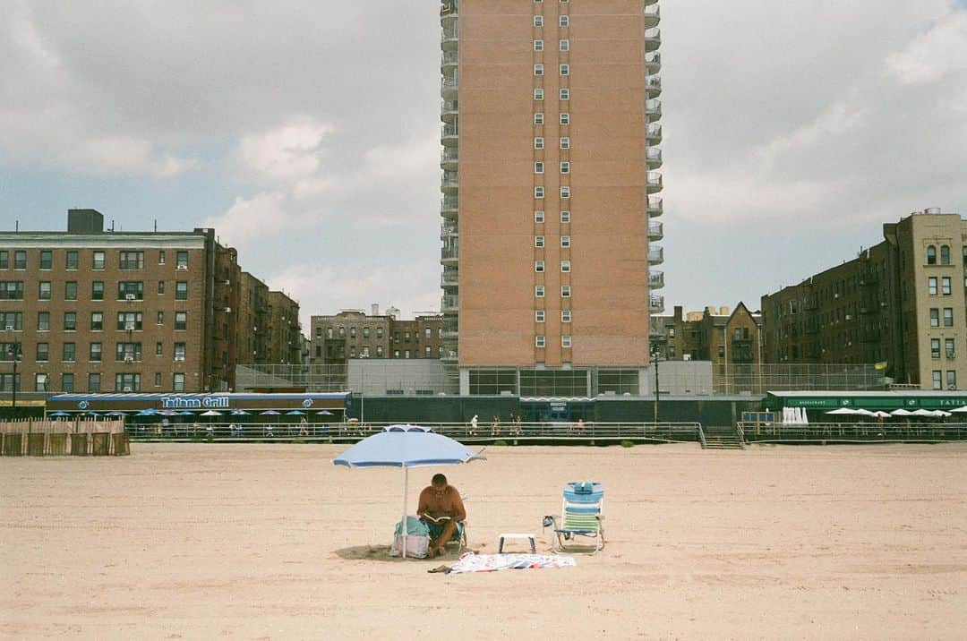 ペ・ジョンナムさんのインスタグラム写真 - (ペ・ジョンナムInstagram)「coney island film photo (2) 🙂📸🎞️🎞️ 🏝️🏖️🌊⛱️🧡🧡🧡 #rollei35classic #35mmfilm #filmphoto #노보정노필터 #배작가」8月28日 14時56分 - jungnam_bae