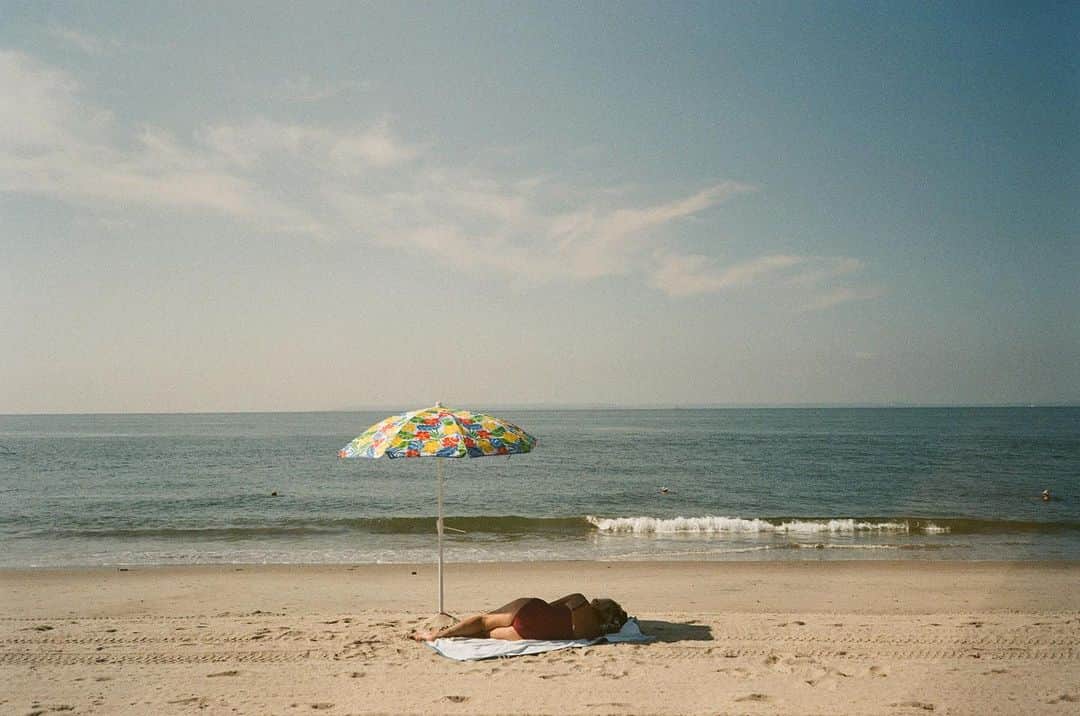 ペ・ジョンナムさんのインスタグラム写真 - (ペ・ジョンナムInstagram)「coney island film photo (2) 🙂📸🎞️🎞️ 🏝️🏖️🌊⛱️🧡🧡🧡 #rollei35classic #35mmfilm #filmphoto #노보정노필터 #배작가」8月28日 14時56分 - jungnam_bae