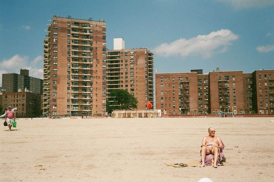 ペ・ジョンナムさんのインスタグラム写真 - (ペ・ジョンナムInstagram)「coney island film photo (2) 🙂📸🎞️🎞️ 🏝️🏖️🌊⛱️🧡🧡🧡 #rollei35classic #35mmfilm #filmphoto #노보정노필터 #배작가」8月28日 14時56分 - jungnam_bae