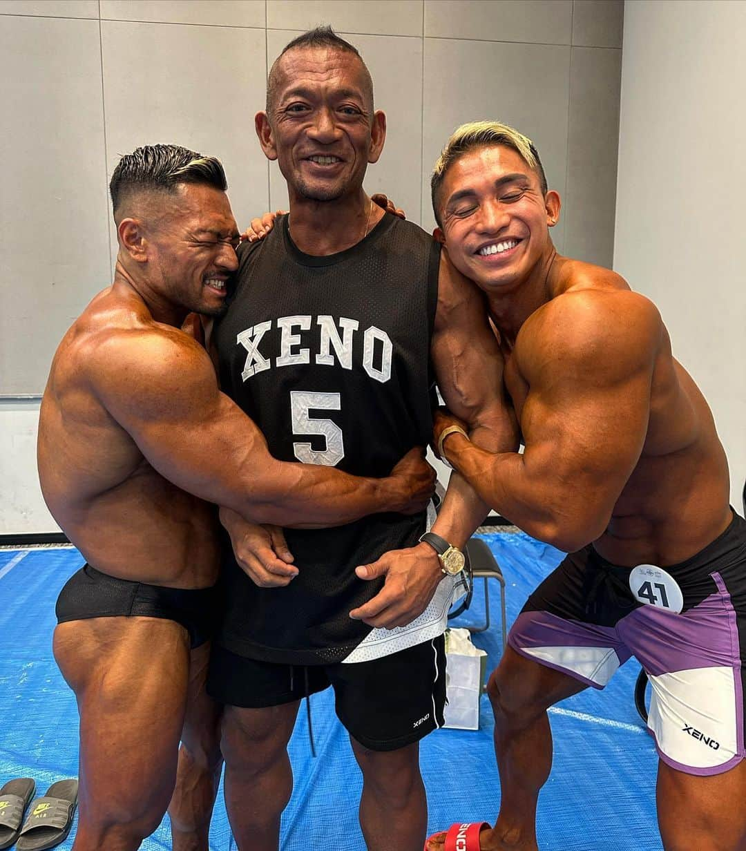 小池友仁さんのインスタグラム写真 - (小池友仁Instagram)「今回のバクステサポートは @iwakayoshiro コーチ💪🔥  カラーした俺と @sho.hirokawa さんより黒い笑  毎回山形から来て頂いて、サポートありがとうございます💪🙇  歯医者さんでこれだけ筋肉あって、優しい親父的存在で尊敬でしかない凄い人です💪  自分の力不足でオリンピア連れて行けずただただ悔しい  #ムキムキの戯れ #最強のサポート #なにわ歯科 #roadtoolympia」8月28日 15時11分 - jin.xeno