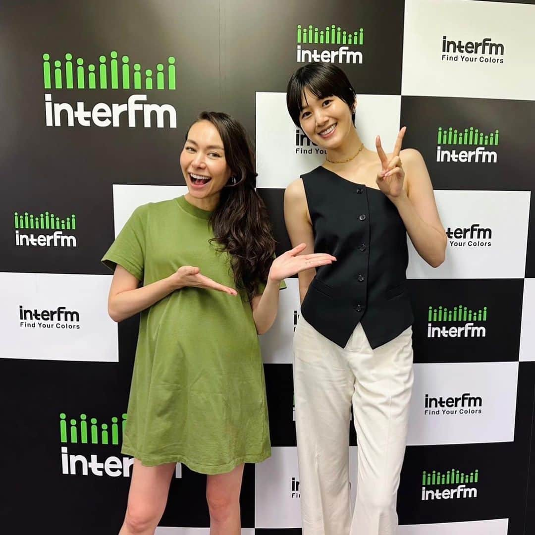 InterFM897さんのインスタグラム写真 - (InterFM897Instagram)「Sat. 14pm 表参道Ao presents Oshare Life DJ: Shaula（@shaula_vogue）  8/19、8/26は、モデルの新井貴子（@kikoarai）さんをゲストにお迎えしました！  なんとラジオ初出演という新井さん。 スポーツに打ち込んだ学生時代から、モデルを目指すようになった転機などをたっぷり伺いました。  スポーツでもモデルでも、常に"トップ"を目指す一方で、シンガポールのモデル事務所をアポなしで訪ねた経験やなかなか結果が出なかった時期もあったのだそう。 夢だったパリコレデビューを果たした裏には、努力と行動力の積み重ねがあったんですよね。  また、日本で運命的な出会い（！）を果たした旦那さま・ラグビーの稲垣啓太 選手との結婚生活のお話も、たっぷりお話くださいました。  新井さん曰く「モデルはある意味アスリート」。  そんな新井さん、9月に久々のパリコレに挑戦するとのこと。 「緊張はするけれど、自分に自信を持っていれば あとはやるだけ」、そのためにも「自信を持てるよう準備する」と熱く語ってくれました。 そういえば、以前、番組にお越しいただいた稲垣選手も「練習（準備）を積んで、100%の自信をもって本番に臨む」と仰ってましたが、お２人の価値観や考えの近さ、そして仲の良さが伝わりました！  #表参道Ao #オシャレ897 #新井貴子  #モデル #パリコレ #結婚生活 #Shaula #interfm」8月28日 15時05分 - interfm897