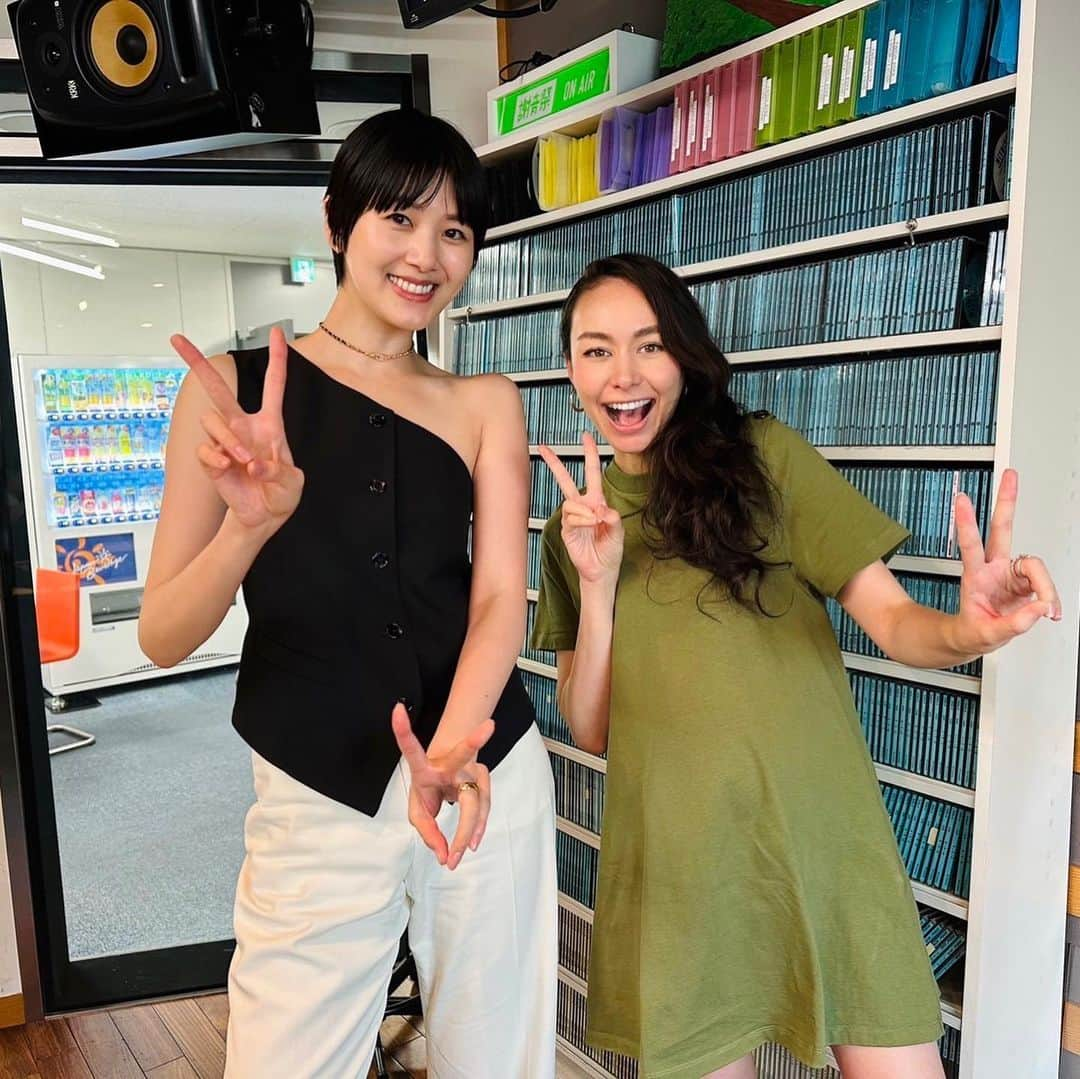 InterFM897さんのインスタグラム写真 - (InterFM897Instagram)「Sat. 14pm 表参道Ao presents Oshare Life DJ: Shaula（@shaula_vogue）  8/19、8/26は、モデルの新井貴子（@kikoarai）さんをゲストにお迎えしました！  なんとラジオ初出演という新井さん。 スポーツに打ち込んだ学生時代から、モデルを目指すようになった転機などをたっぷり伺いました。  スポーツでもモデルでも、常に"トップ"を目指す一方で、シンガポールのモデル事務所をアポなしで訪ねた経験やなかなか結果が出なかった時期もあったのだそう。 夢だったパリコレデビューを果たした裏には、努力と行動力の積み重ねがあったんですよね。  また、日本で運命的な出会い（！）を果たした旦那さま・ラグビーの稲垣啓太 選手との結婚生活のお話も、たっぷりお話くださいました。  新井さん曰く「モデルはある意味アスリート」。  そんな新井さん、9月に久々のパリコレに挑戦するとのこと。 「緊張はするけれど、自分に自信を持っていれば あとはやるだけ」、そのためにも「自信を持てるよう準備する」と熱く語ってくれました。 そういえば、以前、番組にお越しいただいた稲垣選手も「練習（準備）を積んで、100%の自信をもって本番に臨む」と仰ってましたが、お２人の価値観や考えの近さ、そして仲の良さが伝わりました！  #表参道Ao #オシャレ897 #新井貴子  #モデル #パリコレ #結婚生活 #Shaula #interfm」8月28日 15時05分 - interfm897