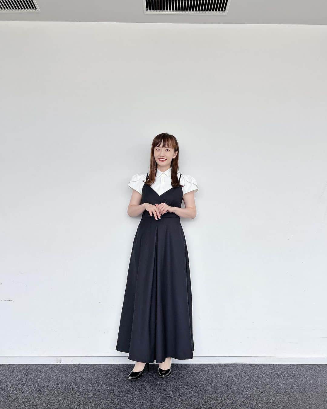 島本真衣のインスタグラム：「今週も始まりましたね。 よろしくお願いします🤍 今日の衣装です♪  #ブラウス #ワンピース @romile_official   #ピアス #イヤーカフ #リング @artidaoud   #パンプス @kanematsu_official」