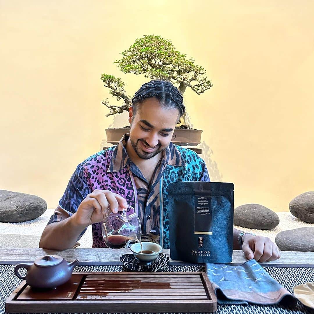 エヴァン・ルースラのインスタグラム：「Drank some tea from 1971,  Tastes nice but for $120 a cup I have had better 🤪🍵  I still bought a few cups for my guests at @CasaNFT.official @CasaNFT.Zanzibar , next time you stay with us feel free to ask for a complimentary cup of “50 year old Dragon tea” from the staff. Just one of the many perks you get by being a member of CasaNFT 🏡 🏝️ ☕️  What’s your favorite drink?」