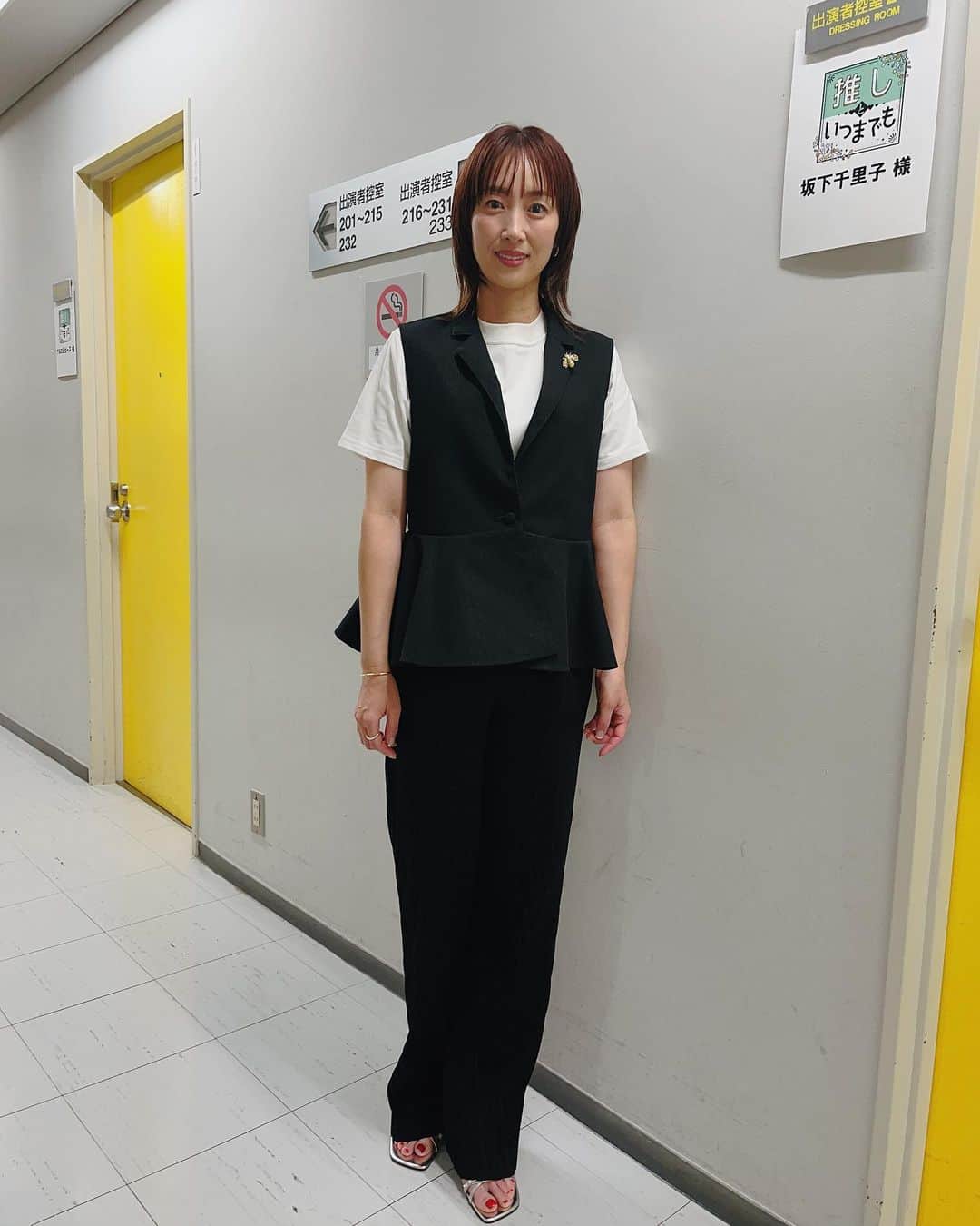 坂下千里子のインスタグラム：「22:00〜MBS「推しといつまでも」今日OAです！  ジレ @lacouture_toyokitchenstyle カットソー @espeyrac__official パンツ　@teloplan_official ジュエリー @sararth_jewelry サンダル  @charleskeith_jp  . . #飯尾和樹 さん回#推し #推しのいる生活 #あたたかい気持ち #お時間合いましたら是非ご覧くださいね ー」