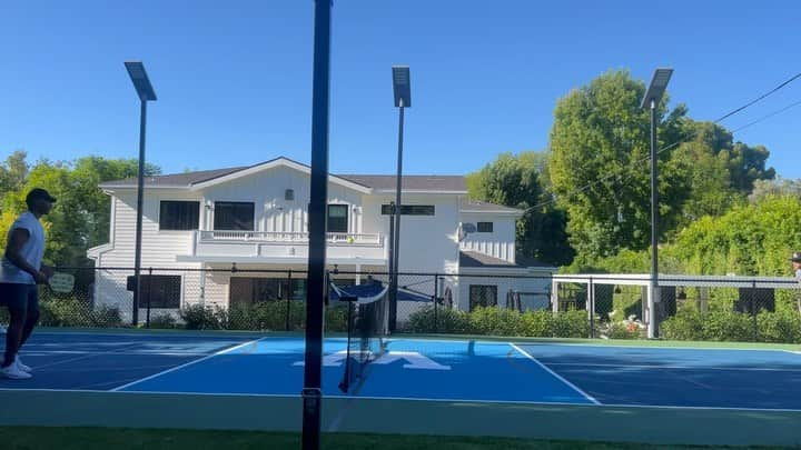 アンソニー・アンダーソンのインスタグラム：「Today my boy @marcelluswiley invited me over to play my first game of #pickleball My official record before our 40 minute break was 5-1. Well I’ll just leave it at that. Rory sorry that you didn’t law the pic! Dat Dudes head took up all of the frame.  Great meeting you JB! #justakidfromcompton #huskyandhandsome #bigzaddy #acbarbeque」