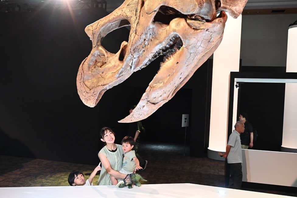 豊崎由里絵さんのインスタグラム写真 - (豊崎由里絵Instagram)「. 明日8月29日（火）7:00〜の TOKYOMX「堀潤モーニングFLAG」では #恐竜科学博  のロケに息子を連れて行った様子が VTRで流れます！！🤣❤️ 恐竜大好きな息子たちですが ちゃんとロケに参加するのは初めてで 自由奔放、途中からぐだぐだになり…😇 恐竜科学博の魅力をお伝えしきれたかどうかは ちょっと不安が残りますが😳 子どもが行っても大人が行っても めちゃくちゃ楽しい空間だったので ぜひ皆さんお出かけしてください！😍✨ 六本木　東京ミッドタウンで 9月12日までやっています🍒 、 写真を見ていただければお分かりかと思いますが、 意外と？めっっっちゃ映え空間です！😳 写真上手なモニフラプロデューサーに撮ってもらった写真たち🥹👏 #モーニングFLAG #モニフラ #2児のママ  #2児ママ  #男の子ママ」8月28日 15時20分 - yurietoyosaki