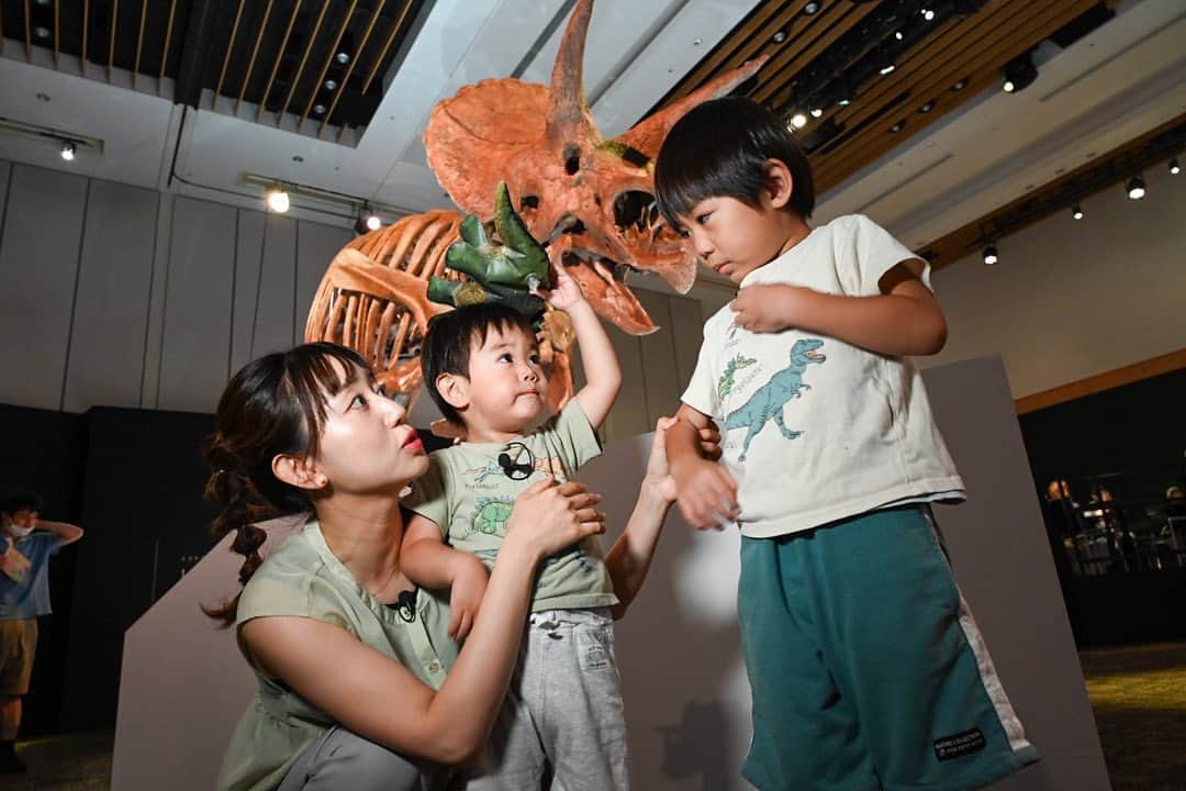 豊崎由里絵のインスタグラム：「. 明日8月29日（火）7:00〜の TOKYOMX「堀潤モーニングFLAG」では #恐竜科学博  のロケに息子を連れて行った様子が VTRで流れます！！🤣❤️ 恐竜大好きな息子たちですが ちゃんとロケに参加するのは初めてで 自由奔放、途中からぐだぐだになり…😇 恐竜科学博の魅力をお伝えしきれたかどうかは ちょっと不安が残りますが😳 子どもが行っても大人が行っても めちゃくちゃ楽しい空間だったので ぜひ皆さんお出かけしてください！😍✨ 六本木　東京ミッドタウンで 9月12日までやっています🍒 、 写真を見ていただければお分かりかと思いますが、 意外と？めっっっちゃ映え空間です！😳 写真上手なモニフラプロデューサーに撮ってもらった写真たち🥹👏 #モーニングFLAG #モニフラ #2児のママ  #2児ママ  #男の子ママ」