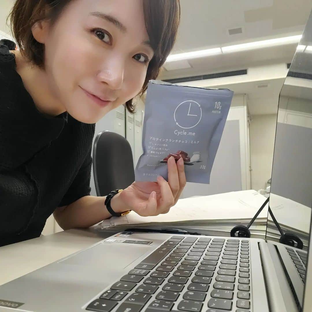 水野友貴のインスタグラム：「県庁にてひっきりなしの打ち合わせ。 仕事で疲れた時、チョコはつかの間の幸せを与えてくれますな。」