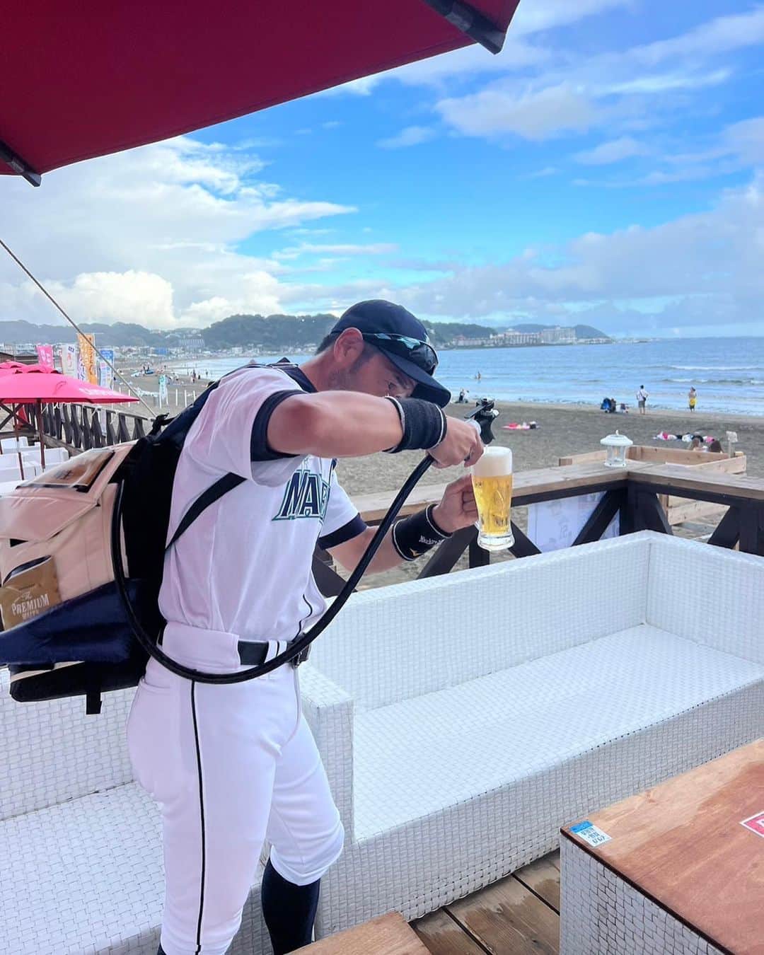 ニッチロー'さんのインスタグラム写真 - (ニッチロー'Instagram)「海の家でバイト  好評につき  30日もビールボーイします  由比ヶ浜タイ村で17時〜  目標は200杯安打  #ビールボーイ #海の家バイト  #鎌倉 #由比ヶ浜  #タイ村 #夏の思い出 #美味しいビールはいかがですか #マネナーズ #ニッチロー  #beer #nicchiro」8月28日 15時16分 - nicchiro5.1