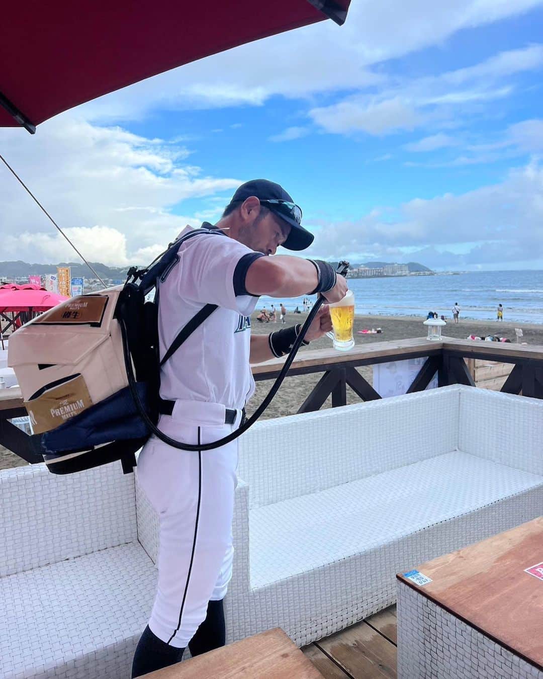 ニッチロー'さんのインスタグラム写真 - (ニッチロー'Instagram)「海の家でバイト  好評につき  30日もビールボーイします  由比ヶ浜タイ村で17時〜  目標は200杯安打  #ビールボーイ #海の家バイト  #鎌倉 #由比ヶ浜  #タイ村 #夏の思い出 #美味しいビールはいかがですか #マネナーズ #ニッチロー  #beer #nicchiro」8月28日 15時16分 - nicchiro5.1