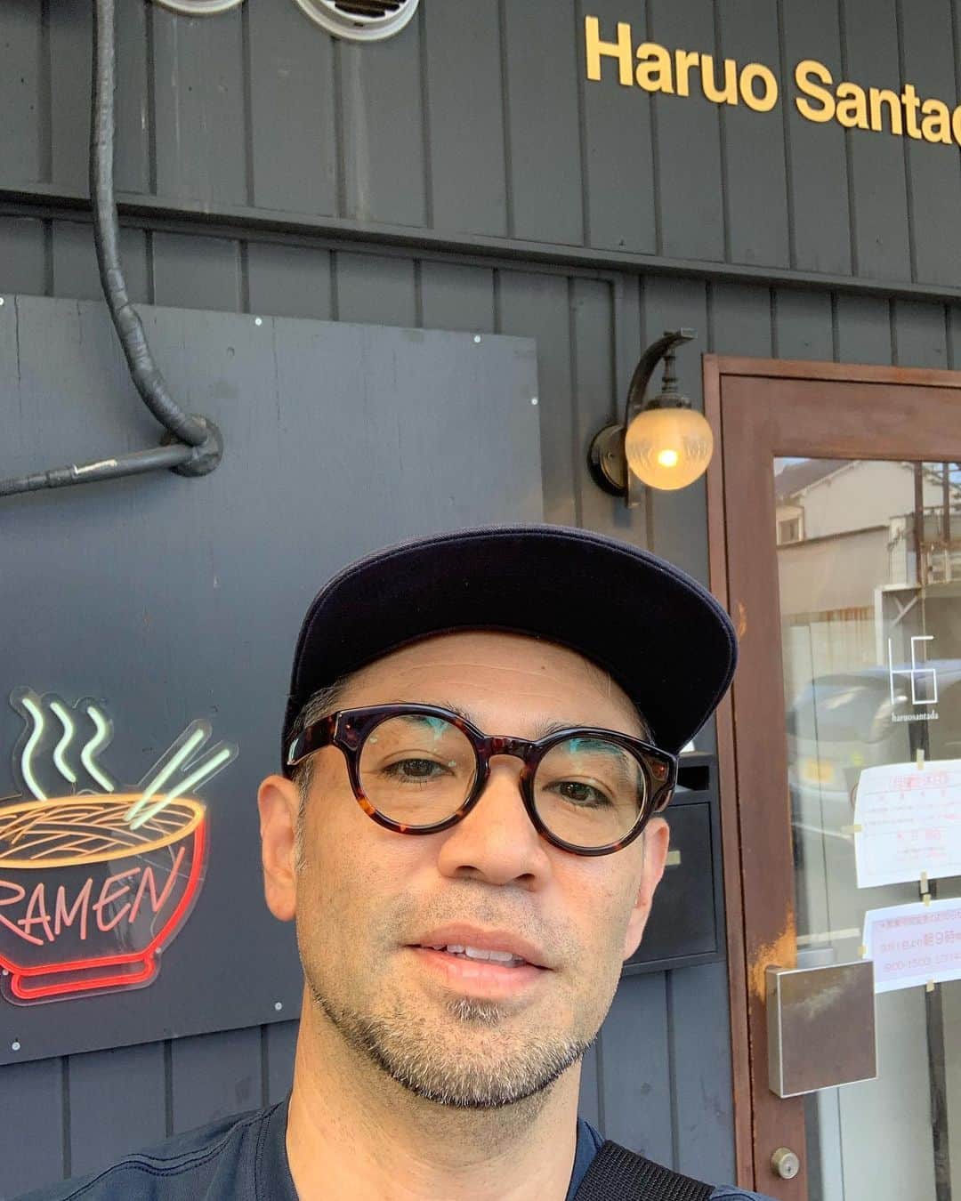 河口恭吾のインスタグラム：「高松の大好きなラーメン屋さんHaruo Santada  冷たいラーメン食べました。 すだちが爽やか、麺もさわやか 暑い夏にサッパリ食べれます。 チャーシューもジューシー！  #高松Haruo Santada #明日は淡路島アマテラス」