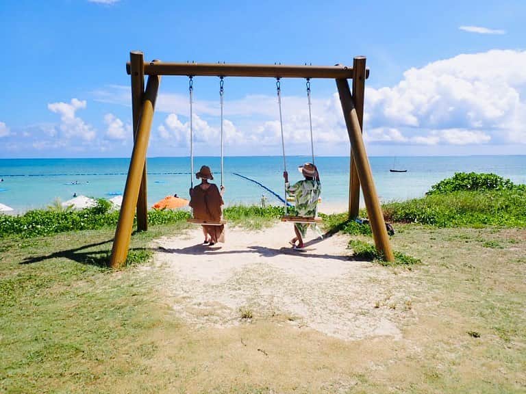 花清まゆこのインスタグラム：「義妹と💚💙  綺麗すぎて、ずっと居たい🌴  アクティブな子供たちは、マリンスポーツを楽しんでました✨  母たちは、遠くから写真係の監視員（笑）  #photography  #photo  #沖縄  #沖縄旅行  #石垣島 #石垣島旅行  #小浜島 #小浜島旅行 #小浜島はいむるぶし  #はいむるぶし  #はいむるぶしビーチ  #子連れ旅行  #離島 #日本とは思えない  #綺麗 #絶景 #絶景スポット」