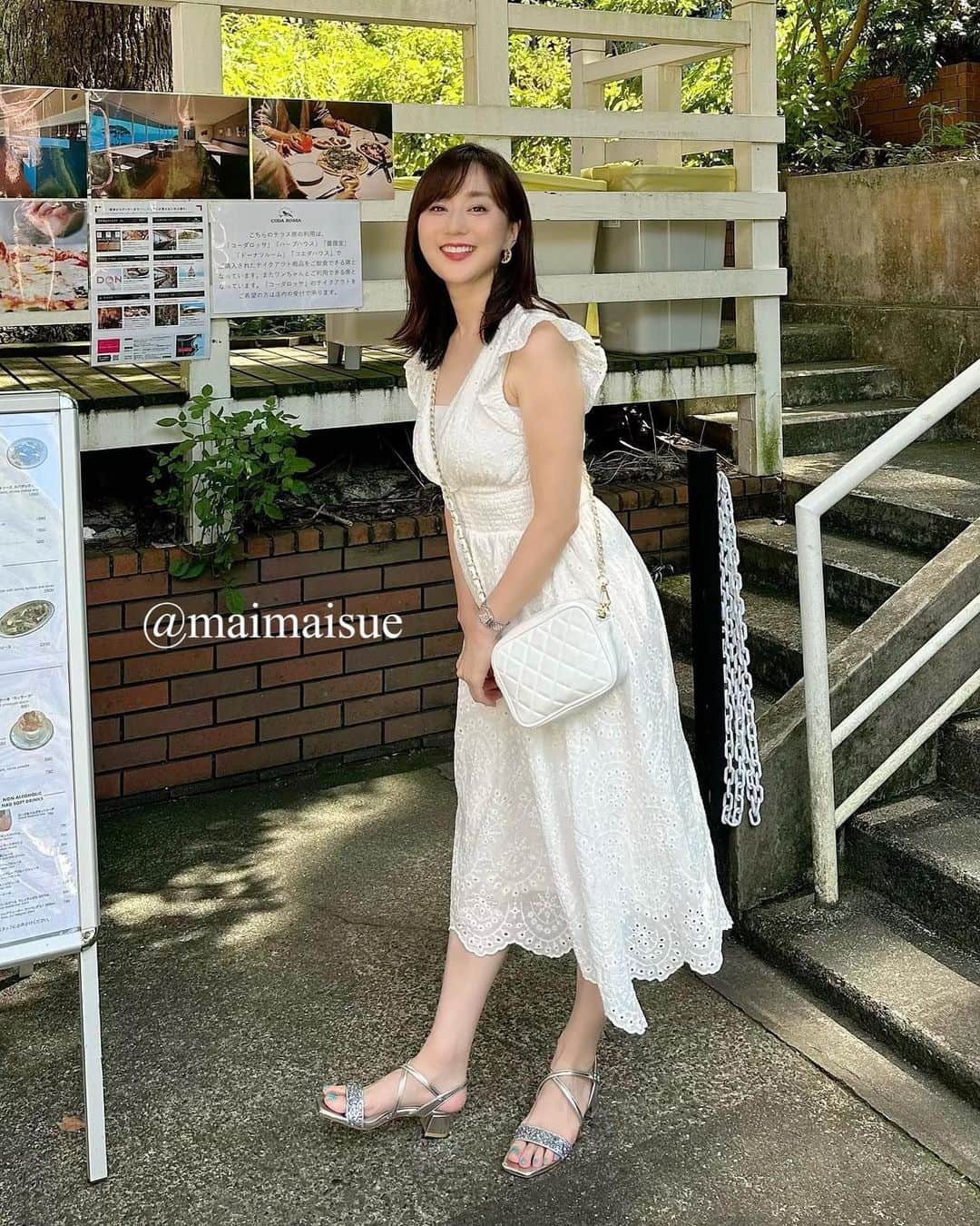 村上麻衣のインスタグラム：「Onepiece @shein_japan  Pamps @dianashoespress  Bag @ships_official   このワンピース、3000円しなかった。 かなりの#プチプラ でした🤭  #shein は届いてみると着れない服が半分くらいなんだけど、 このワンピースは当たりでした✨  あまりの暑さに、珍しく裸足です。 いつまで続くのかなこの暑さ🥵 皆様お気をつけてくださいね。  追伸。。 いま気付いたけど、バグで後半に同じ写真が続いてますね😭 今更削除もできないしこのままにしておきます。 残念💦  #sheinstyle #プチプラコーデ #ファッションコーデ #ワンピース #ワンピースコーデ #プチプラファッション #onepiece #fastfashion」