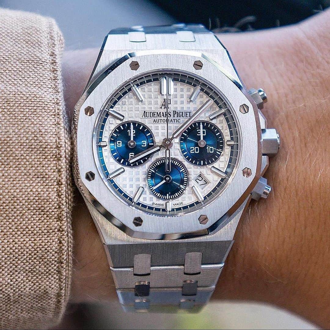 Daily Watchさんのインスタグラム写真 - (Daily WatchInstagram)「The 38mm Audemars Piguet Royal Oak Chronograph with vivid blue sub-dials. Perfect case size for the Royal Oak in my opinion 👌🏼」8月28日 15時24分 - dailywatch