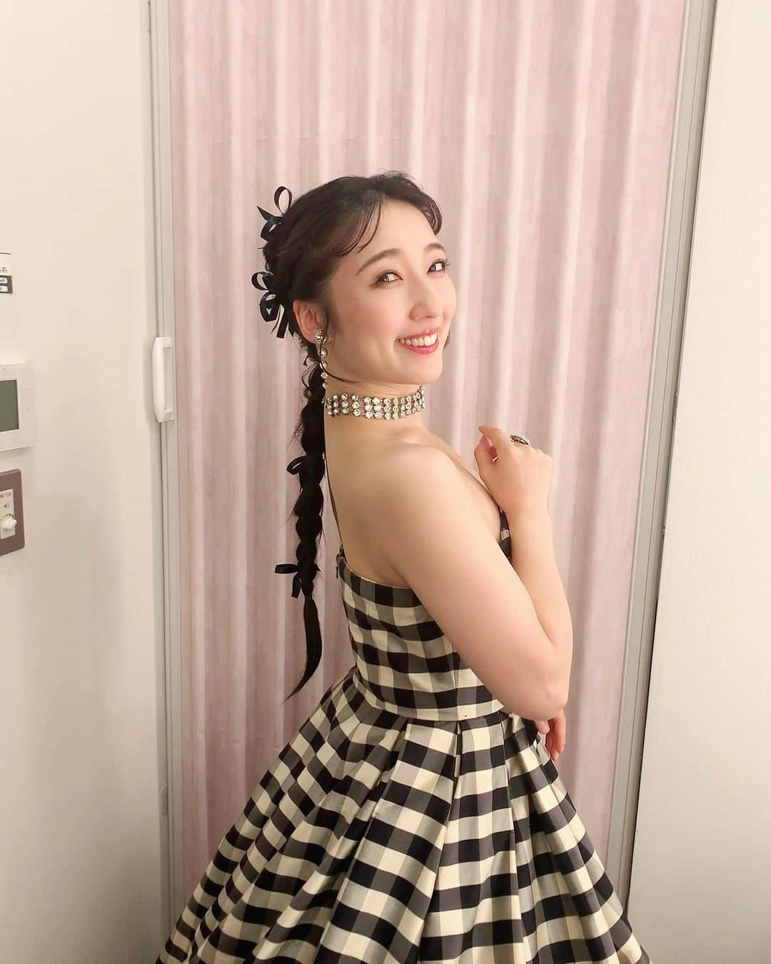 七瀬りりこのインスタグラム：「ヘアメイクさんに髪の毛綺麗にしてもらったからどうしてもヘアアレンジ見せたい人😆  飾りのリボンたちは自分で作りました！！  ネイビーの小さなリボンにキラキラを縫い付けたよ♡  ※見えない笑  髪飾り＝自分で作る　  という思考は宝塚にいた性ですね😆」