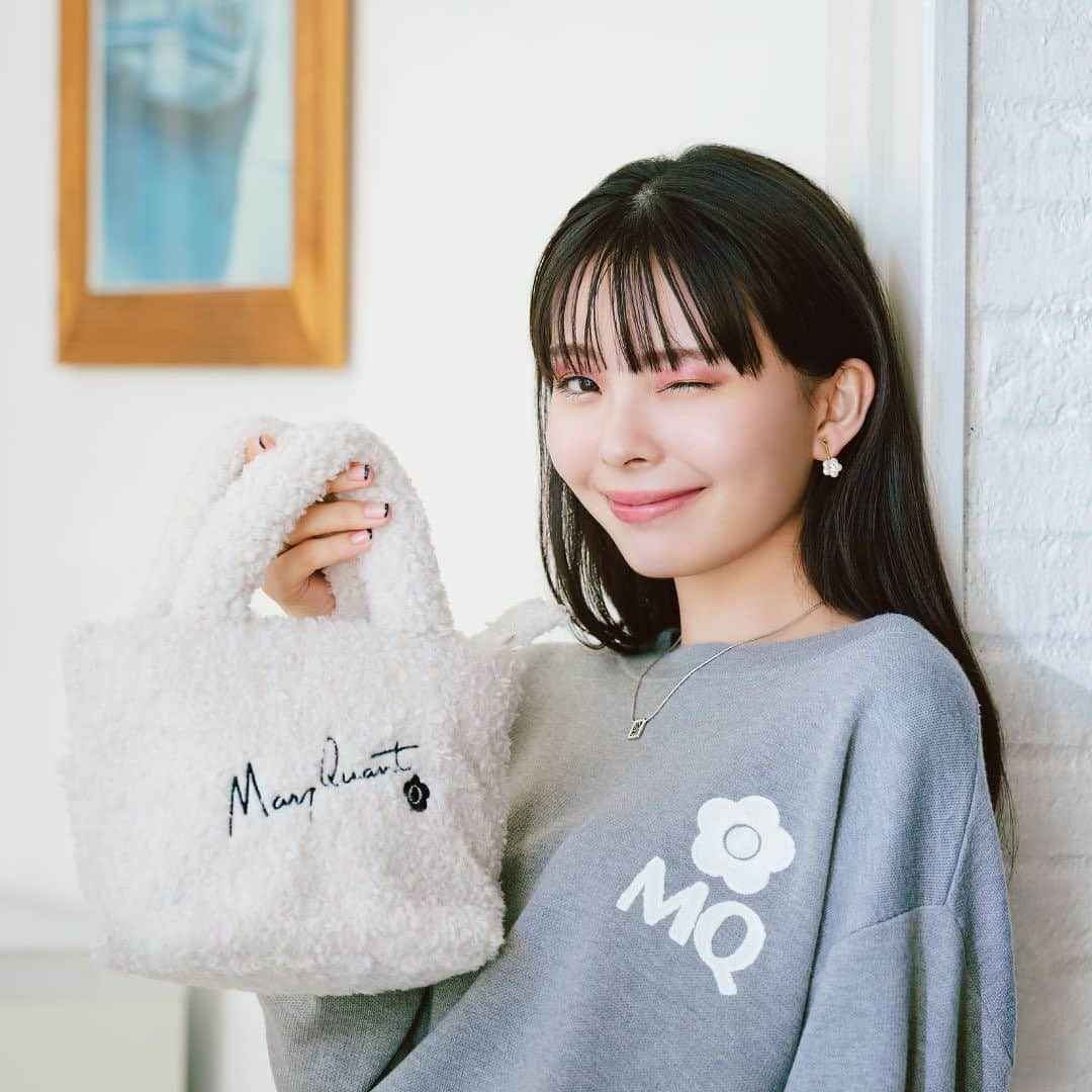 MARY QUANT officialさんのインスタグラム写真 - (MARY QUANT officialInstagram)「- BAG collection MARY QUANT feat. Kawaguchi Yurina コーデのワンポイントになるデザインから どんなファッションにもマッチするシンプルなものまで MARY QUANTこだわりのバッグで いつものコーディネートを彩って 今日はどのバッグとお出かけする？ - #ボアサイン刺繍2WAYミニトート #メタルスクエアフレームネックレス #パールデイジーデュオピアス ※スタイリスト私物のイヤリングコンバータ使用 - #MQロゴシンプルニットプルオーバー 9月上旬より順次展開予定 - MODEL:@kawaguchi_yurina_official - 9/3 (Sun)まで！ オンラインショップ限定 #クレンジングリキッド (ミニボトル)プレゼント中！ 期間中1回のお買いものに限り クリアランス商品を除き税込5,500円以上 ご注文いただいたお客様に 「クレンジングリキッド」のミニボトル(15mL)を プレゼント！ - #MARYQUANT #2023AUTUMN #NEWITEMS #FASHION - #マリークヮント #バッグ #ショルダーバッグ #トートバッグ #ショルダー #トート #2WAYバッグ #ボアバッグ #モコモコバッグ #もこもこバッグ」8月28日 15時33分 - maryquant_official