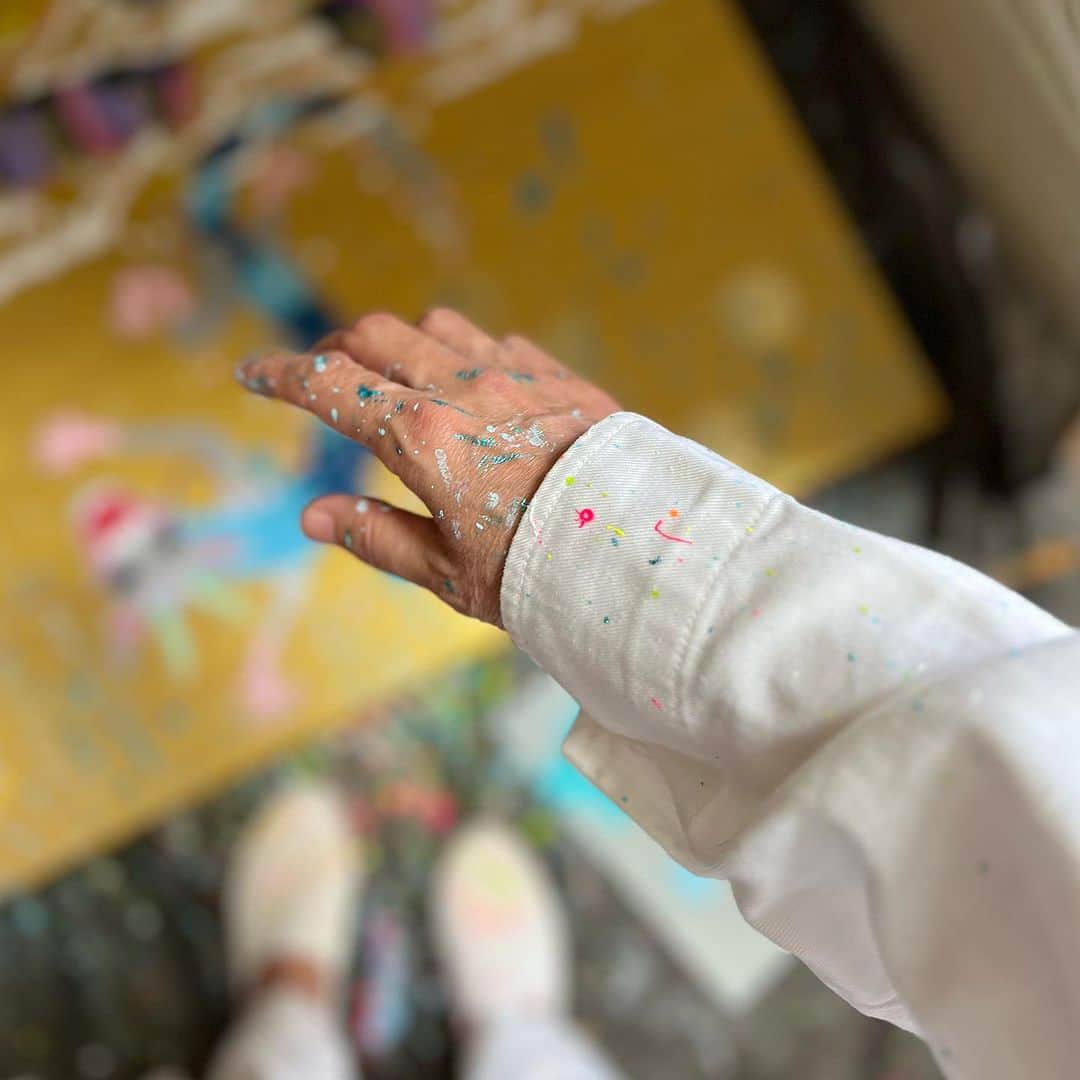 松尾たいこのインスタグラム：「《よく働いてくれる手に感謝》今日も盛大に絵の具だらけです😅  1メートル四方の大作も佳境に。波飛沫を表現するためテント内で絵の具を散らしています。  気づいたら髪の毛や顔にも散ってた。ぜひ個展に完成品を見に来てくださいね❗️  松尾たいこアート展「私の色を探して」⠀ ⠀ 2023/9/20(土)～26(火)⠀ 時間：連日午前10時～午後6時まで開催⠀ ※最終日は午後4時まで⠀ 会場： 玉川高島屋　本館5階　アートサロン⠀ ⠀ 絵画作品30点＋陶芸作品20点を展示販売予定。⠀ 絵画作品は、全て描き下ろしの新作です✌️⠀ ⠀ DMの作品は「樹心知慈（じゅしんちじ）」というタイトルです。樹の心は、慈しみと知る。聳え立つ樹木の望むものは、あらゆる事象を和し、愛し、慈しむ。そしてそれを護る龍の存在。⠀ ⠀ 「私が今まで訪れた場所、振り返ってみるとそこには見守ってくれている存在がいたはず」をテーマに描いた作品のひとつです。⠀ ⠀ 来年（2024年）は辰年。干支の中で辰（龍）だけが架空の動物です。だからこそ、私は伸び伸びと自分が思い描く龍を思いっきり表現できました。ぜひ、そんな龍たちに会いに来てください。⠀ ⠀ ※私の作品への質問やお問い合わせはお気軽に⠀ ⠀ 「見えないけれど　つながっている」⠀ 「会えないからこそ　いとおしい」⠀ 森羅万象・花鳥風月・四元素(五元素)・二十四節気など日本をテーマに作品を作っています。⠀ この絵の中にもつながりを。⠀ ⠀ #japaneseartist #liveintokyo #myartwork #acrylicpainting #lovejapan #modernartist #contemporarypainting #contemporaryartist ⠀ #colorfulartwork⠀ #kawaii #arigato⠀ #happycreativelife #staycolorfullycreative⠀ #loveny #lovehongkong #lovetaiwan #lovesingapore #lovekorea⠀ ⠀ #現代アート #現代美術 #現代アーティスト #森羅万象 #五行思想 #八百万の神 #花鳥風月 ⠀ #神社好きな人と繋がりたい⠀ @holbein_art ⠀ #青龍⠀ #玉川高島屋」