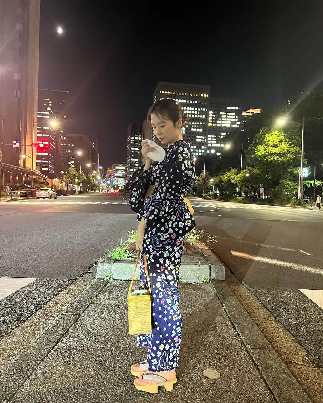 菜乃花さんのインスタグラム写真 - (菜乃花Instagram)「🏙  通っていた高校が自由選択制という授業を自由に選べる学校で、当時大学へ進学するつもりもなかったわたしは楽しい授業ばかり選択していて、その中の「被服制作」という教科で浴衣を反物から手縫いで仕上げるという経験をしました。  自分で着れるところまで授業で教えてもらって、 学校の文化祭でみんなで手作りの浴衣を着てショーをしました。 しょっちゅう学校休んでサボっては先生に迷惑かけてたけど無事に仕上がってショーも出たし大変だったけどいい思い出です。✨  なので高校生の頃の記憶を辿りながらいつも浴衣を自分で着ていたのですが、改めて教わろうと思い今年から着付け教室に通ってます！  教室ではいつも着物を着る練習ですが、夏なのでこないだ浴衣の復習もしてもらいました。プライベートでも着てないと忘れちゃうので暑さも落ち着いてきたしこれからたくさん浴衣着ようと思います。♡  新調した下駄がとっても可愛いくて嬉しい✌🏻」8月28日 15時46分 - nanoka0707