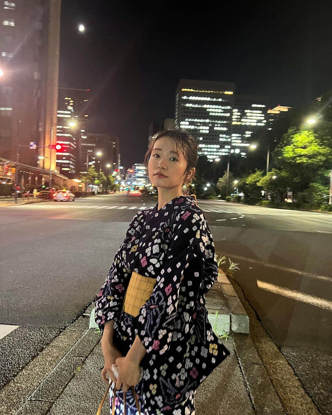 菜乃花さんのインスタグラム写真 - (菜乃花Instagram)「🏙  通っていた高校が自由選択制という授業を自由に選べる学校で、当時大学へ進学するつもりもなかったわたしは楽しい授業ばかり選択していて、その中の「被服制作」という教科で浴衣を反物から手縫いで仕上げるという経験をしました。  自分で着れるところまで授業で教えてもらって、 学校の文化祭でみんなで手作りの浴衣を着てショーをしました。 しょっちゅう学校休んでサボっては先生に迷惑かけてたけど無事に仕上がってショーも出たし大変だったけどいい思い出です。✨  なので高校生の頃の記憶を辿りながらいつも浴衣を自分で着ていたのですが、改めて教わろうと思い今年から着付け教室に通ってます！  教室ではいつも着物を着る練習ですが、夏なのでこないだ浴衣の復習もしてもらいました。プライベートでも着てないと忘れちゃうので暑さも落ち着いてきたしこれからたくさん浴衣着ようと思います。♡  新調した下駄がとっても可愛いくて嬉しい✌🏻」8月28日 15時46分 - nanoka0707