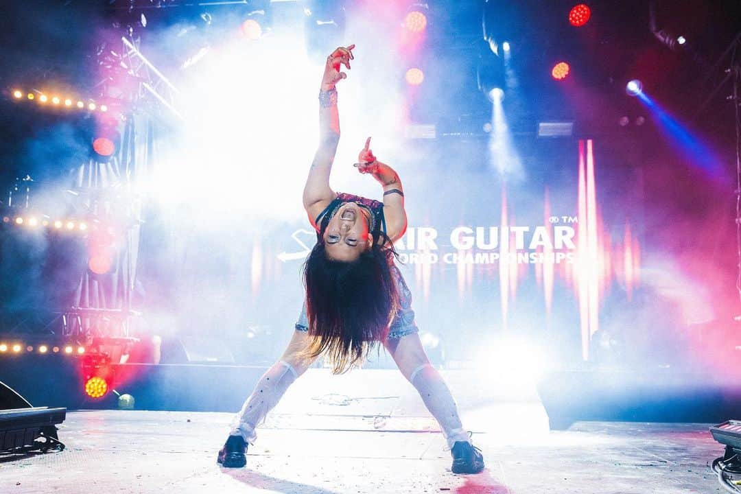 名倉七海さんのインスタグラム写真 - (名倉七海Instagram)「Aug, 25, 2023 Air Guitar World Championships 2023 優勝することができました！！！  エアギター世界大会 史上初の3度目のチャンピオン👑🤘  本当に本当に嬉しくて、 なんと言ったらいいか…とにかく幸せな気持ちです！！！  たくさんの応援やサポート 本当にありがとうございました！力になりました！！  また世界大会のことなどは ゆっくり更新していきます🤝  いま一番伝えたいことは、、  エアギターは国や言語の壁を超えた 本当に最高で平和で素晴らしいものということ。  エアギター世界協会がかかげる " Make Air Not War "という大切なスローガンを これからも発信していけるよう頑張ります。  大切な世界中のエアギターファミリーと またオウルのあのステージに立てて 本当に幸せでした。一生忘れられない宝物です。  心から、ありがとうございました！ Thank you sooo much!! Kiitos!!  Nanami "Seven Seas" Nagura  ph: @fotoinferno  #makeairnotwar #agwc #agwc2023 #sevenseasagwc」8月28日 15時40分 - nanaminagura