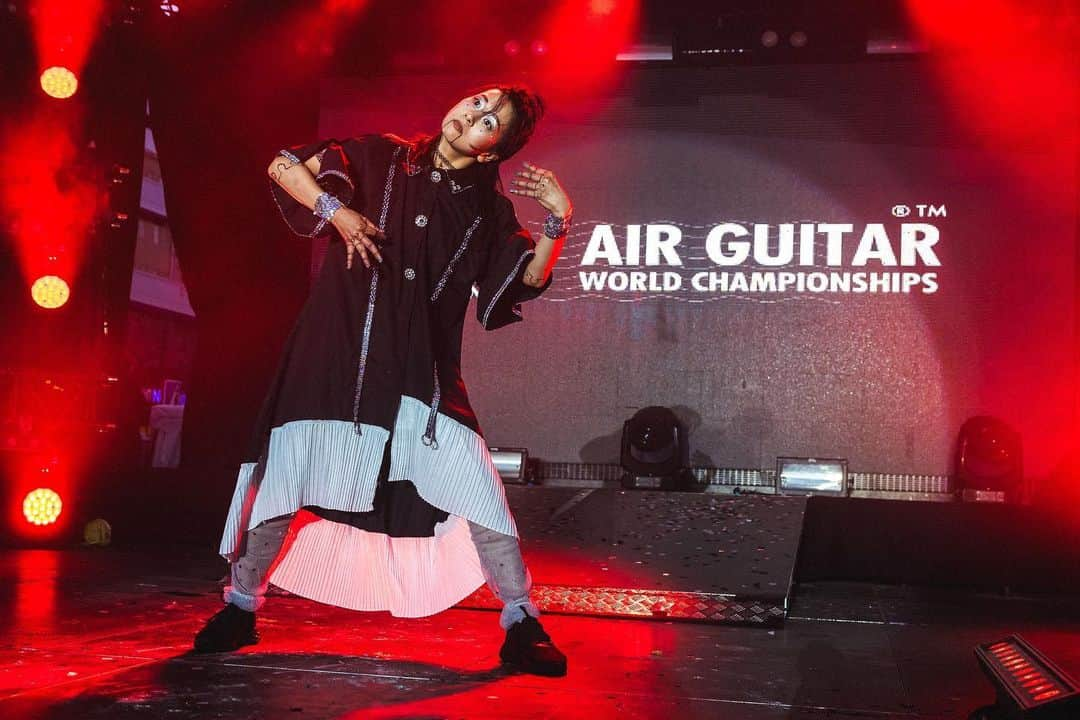 名倉七海さんのインスタグラム写真 - (名倉七海Instagram)「Aug, 25, 2023 Air Guitar World Championships 2023 優勝することができました！！！  エアギター世界大会 史上初の3度目のチャンピオン👑🤘  本当に本当に嬉しくて、 なんと言ったらいいか…とにかく幸せな気持ちです！！！  たくさんの応援やサポート 本当にありがとうございました！力になりました！！  また世界大会のことなどは ゆっくり更新していきます🤝  いま一番伝えたいことは、、  エアギターは国や言語の壁を超えた 本当に最高で平和で素晴らしいものということ。  エアギター世界協会がかかげる " Make Air Not War "という大切なスローガンを これからも発信していけるよう頑張ります。  大切な世界中のエアギターファミリーと またオウルのあのステージに立てて 本当に幸せでした。一生忘れられない宝物です。  心から、ありがとうございました！ Thank you sooo much!! Kiitos!!  Nanami "Seven Seas" Nagura  ph: @fotoinferno  #makeairnotwar #agwc #agwc2023 #sevenseasagwc」8月28日 15時40分 - nanaminagura