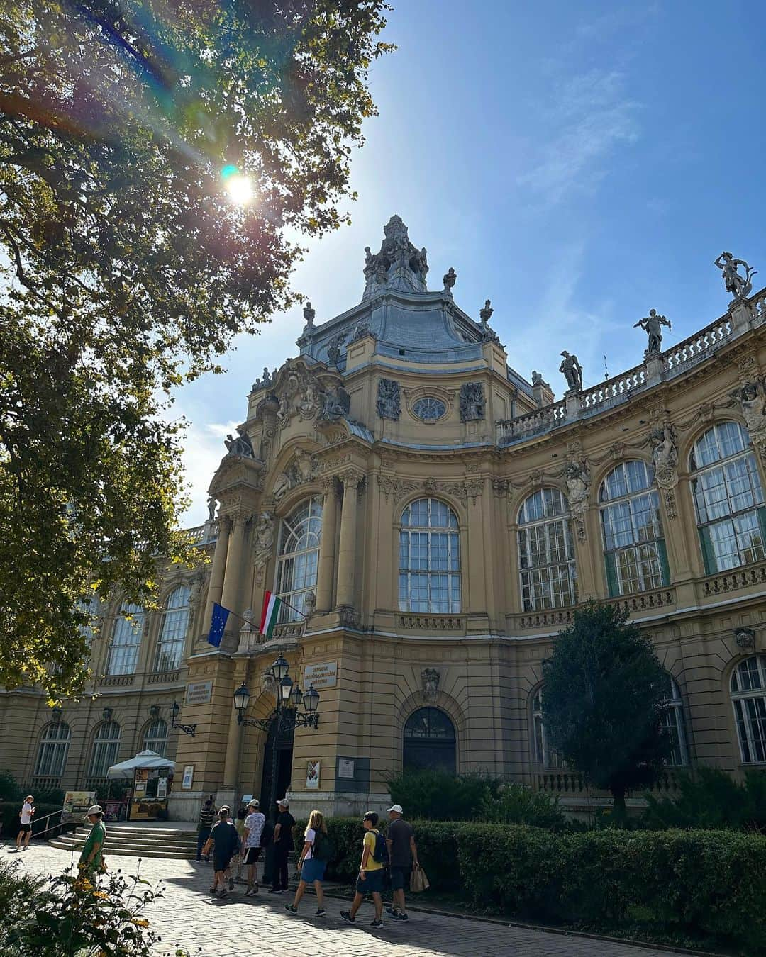 新田朝子のインスタグラム：「#世界遺産 #ブダペスト の街を歩いて。  #worldheritage #travelphotography #travellover #hungary #budapest   #ハンガリー #東欧 #街並み #海外旅行好きな人と繋がりたい #海外在住#🇭🇺」