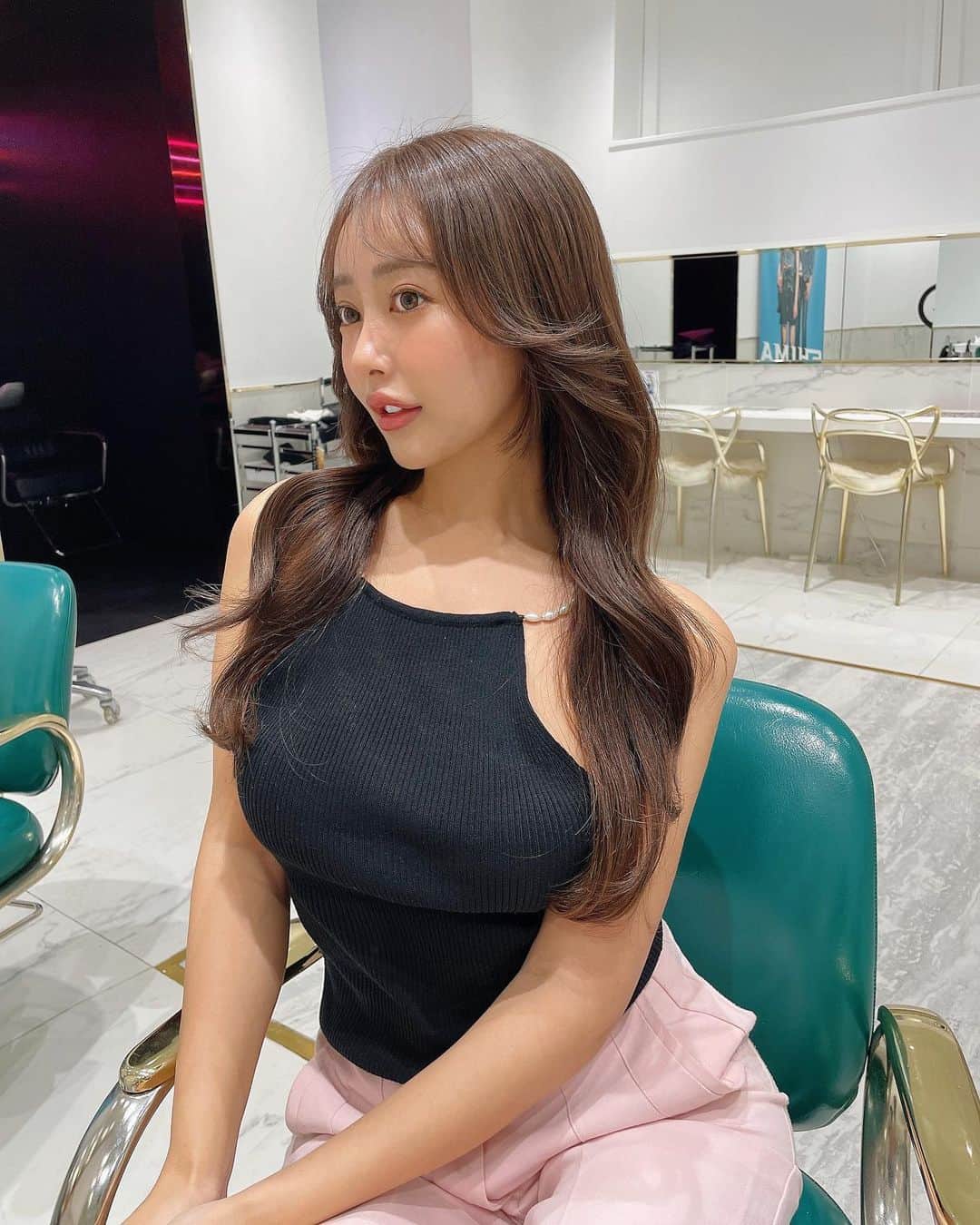 のインスタグラム：「少しオリーブ🫒をいれて 落ち着いた色合いに🤍🤍🤍  かわいいヘアーにしていただきました⸜❤︎⸝‍ モテ髪の参考にもなるので @masakiyui  みんなチェックしてみて🕊️✨💕  #shima#shimaginza#newhair#hairset#wanghonghair#brownhair #brownhaircolor #layercut #layershaircut #layerhairstyle」