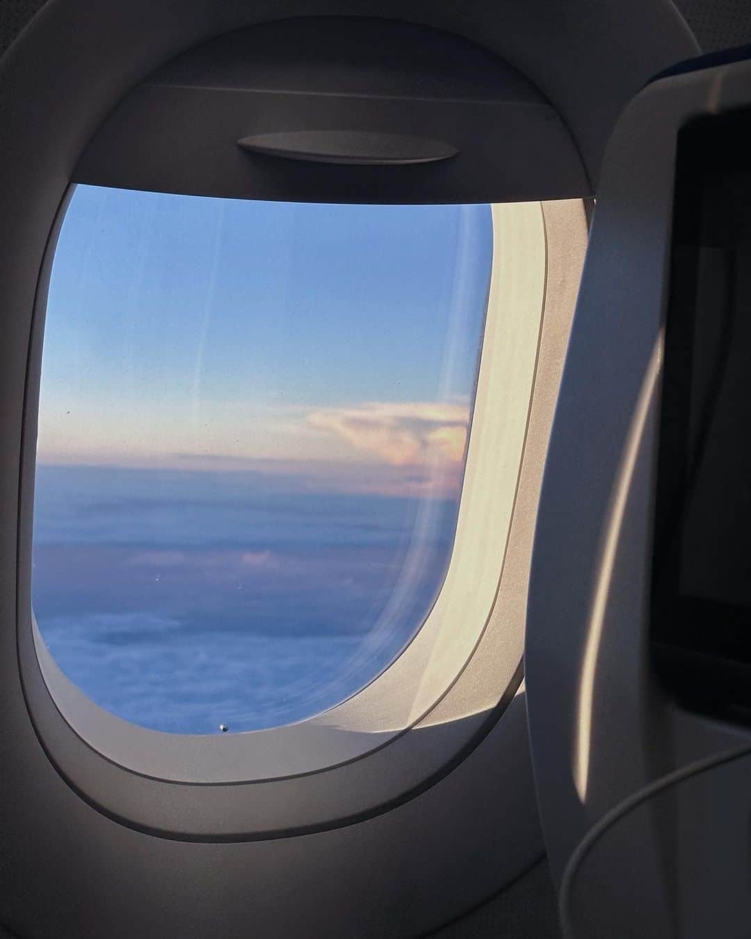 山本梓衣菜のインスタグラム：「..  10日前に韓国からの帰りの飛行機で撮った空☁️ やっぱりピンクとブルーの空の時間がだいすき🦩🩵  今月ラストスパート！ 最後の仕事は武者修行🥋押忍！😂  #pinksky」
