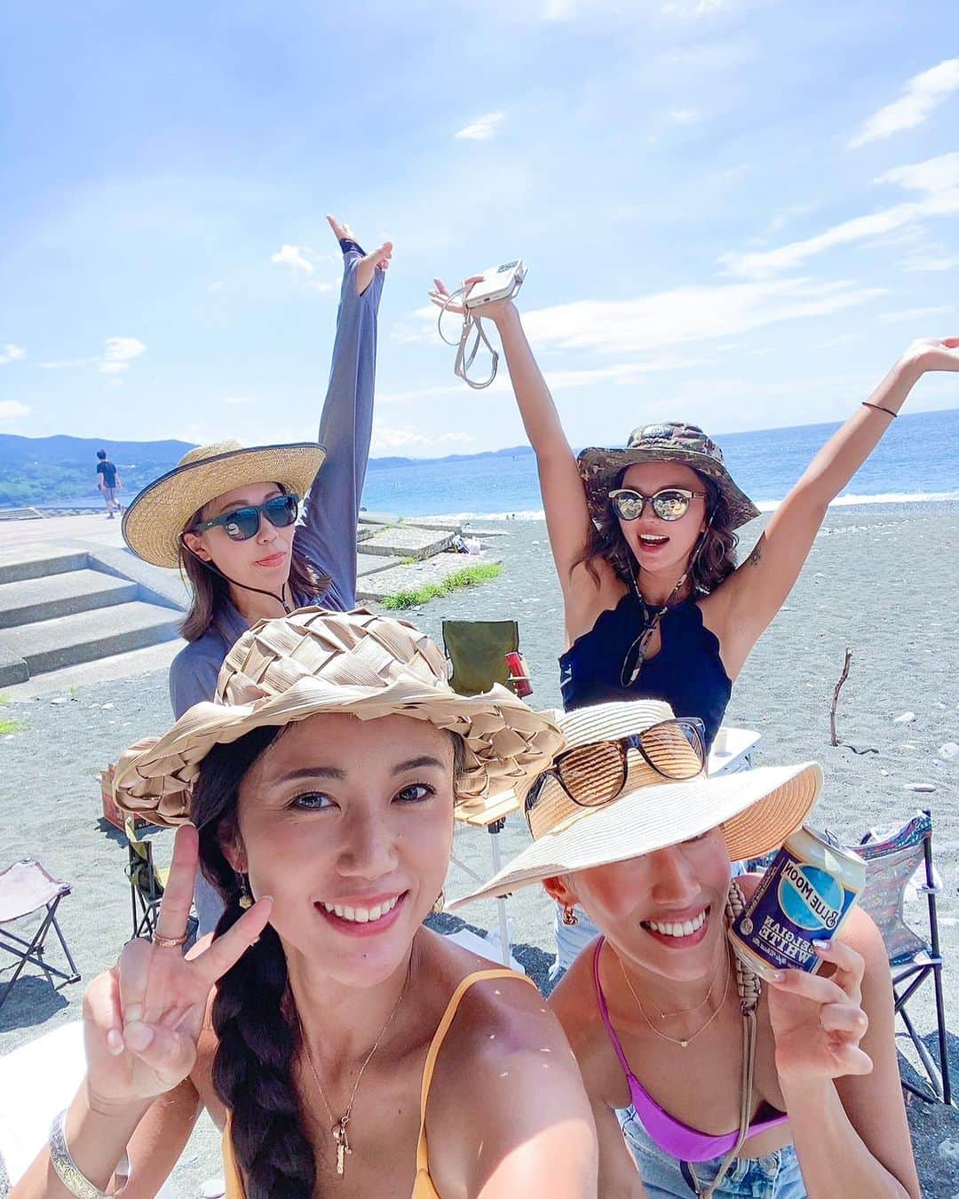 丘咲エミリのインスタグラム：「御幸🏝BBQ 地元の海といえば！という場所。  「今年も御幸BBQしたいよねえ〜」と、みんなで話していたんだけれど… 実は去年もしていなくて、前回2〜3年前だったという、みんなで記憶違いしていたらしい🤣  うむ、去年の夏ってわたしドバイにいたもんなwww  今回は、葉山から愛も参加してくれた🥺   友達に会えるのも、ふざけられるのも、友達の子供達に会えるのも、凄く嬉しい楽しい💖  めっちゃ楽しかったー🙌🏾💖  ※最後の動画は、食い続ける食いしん坊な私の動画になっちゃってる🤣🤣🤣  #御幸の浜 #海bbq #じもと #miyukinohama #beachbbq  #地元の友達 #地元の同級生」