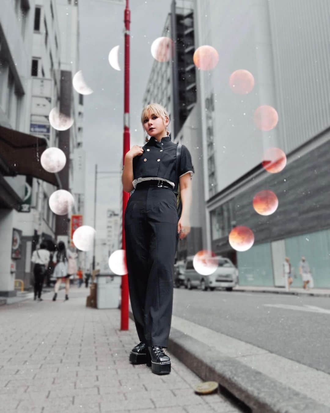 のインスタグラム：「ヴァニラ画廊で開催中の古屋兎丸先生の展示にお邪魔してきました！🙏🏻🖤🖤 本当に本当に「ライチ⭐︎光クラブ」が大好きでずっと青春なので、今回も先生にお会いできて、直接感想をお伝えできて嬉しすぎました😭 相変わらずの神対応でお話も楽しく、そして小学生のお子様の漫画がうますぎて……🙏🏻🙏🏻🙏🏻必見です！！  別室の描き下ろしコーナー、ずっっっっと見たかった構図がいっぱいで最高すぎて言葉を失いました 幸せを噛み締めてきました ありがとうございます  コーデはライチ⭐︎光クラブへのリスペクトを込めて🖤  #古屋兎丸  #古屋兎丸展  #ライチ光クラブ  #ファイルーズあい #fairouzai」