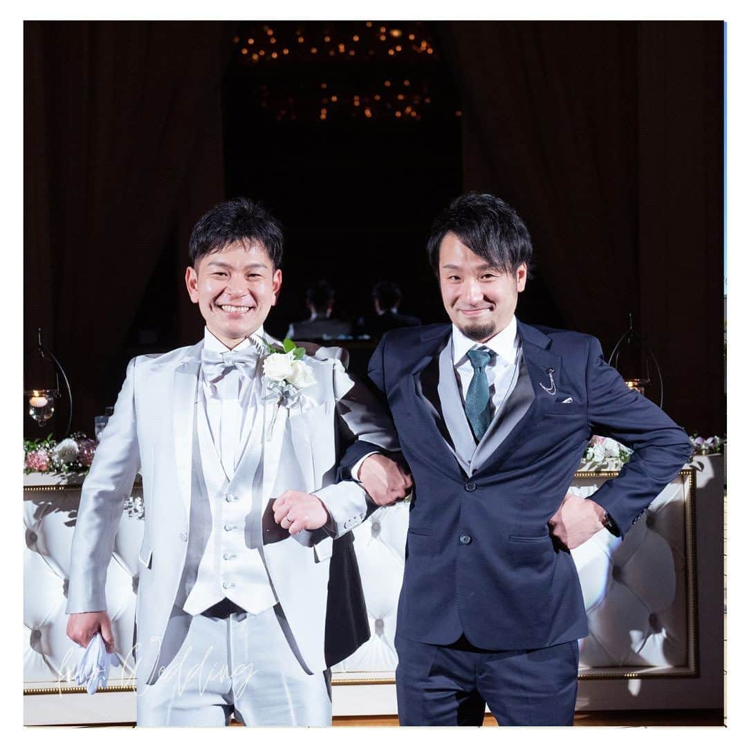 fino_wedding【フィーノ公式】さんのインスタグラム写真 - (fino_wedding【フィーノ公式】Instagram)「【卒花嫁レポート】  @grandhills_wedding.official   大好きな人達に囲まれて。  夢に見た結婚式。 お気に入りの衣裳と大好きな人達に囲まれた大満足な思い出になりました  🤍ウエディングドレスはほぼほぼスタイリストさんにお任せで、どこから誰が見ても綺麗❤️と、言って頂ける自信があるドレスを選んで頂きました。 特に、挙式と披露宴でボレロを着たスタイルが変化あって、素敵でした。 大好きな弟とのツーショットも、大切な思い出になりました。  🩵カラードレスは彼がチョイスしてくれました。 私にピッタリだと思って…と。着てみると、本当に魔法にかかったかのように、自分でも似合う❣️と、思ってしまいました。 実際に、母からも大絶賛だったのが忘れられません。  👘贅沢に和装スタイルでも入場を！ 私の着物スタイルより彼の和装スタイルの方がゲストから褒められました。  あっという間の結婚式でしたが、大好きな方々との大切な時間を共有できて、とっても幸せでした。  最後の写真は彼と彼が敬愛する先輩です（笑）  #ホテルウエディング  #チャペル挙式  #ウエディングドレス  #カラードレス #色打掛 #和装  #着物スタイル  #ウエディングヘア  #カラードレスヘア  #ブルードレス  #桂由美 #グランヒルズ静岡  #はなといろ  #式場見学  #仲間  #ウエディングレポ  #卒花嫁  #卒花嫁レポ  #プレ花嫁  #静岡花嫁  #先輩と後輩  #大好きな人  #お母さん #家族」9月8日 19時15分 - fino_wedding