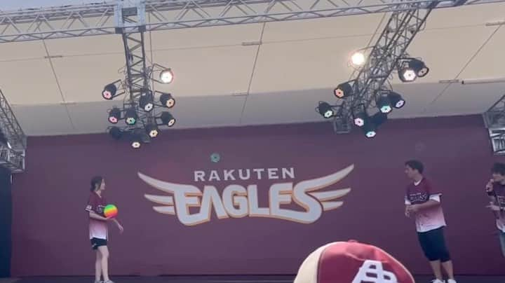 佐藤あり紗のインスタグラム：「2023.8.27 . . @rakuten_eagles  利久さんから楽天でのイベントのお話をいただいたとき 利久さんが神にしか見えなかった👼🌈 . 日頃から 亀井社長はじめご家族の皆様にお世話になっている 利久さんと、 大ファンの楽天でのイベントは最高すぎました🐮⚾️✨ . 昨日試合終了時点で 22回観戦 16勝5敗 .727 と、なりました🤣🤣🤣 . 直近の観戦する日は、明日29と30.31⚾️🦅 牛タン弁当食べよっと🍱💕 →一味か七味付きだよ☝️ ※牛タンって一味、七味かける美味しい食べ方もあるだよ ※テールスープは途中から胡椒入れる美味しい飲み方もあるだよ . イベントで 元楽天の　#長谷部康平　さんと、ご一緒させてもらう機会多いから そろそろコンビ名考えないといけないんじゃないかなって 思ってる。笑 ✍️みなさん何かありません❓ぜひコメント欄で！ . 動画撮影: 姉and姪っ子② . 後半の写真たち ビールカー🚘（多分もっと違ういい言い方ある😂） と、私一体化してるのよ。笑 サービス精神旺盛で← ビールたくさんついじゃいましたが 利久のみなさんがやさしくサポートしてくれました🍺 . #牛タン利久DAY #東北楽天ゴールデンイーグルス #牛タン炭火焼き利久 #利久 #仙台牛たん #仙台牛タン #佐藤あり紗　#楽天ファン　#楽天の話結構ついていけます #楽天ファンと繋がりたい ←ずっと書きたかった #楽天中心の生活 #球団職員並みにいる #車のBGMは選手登場曲」