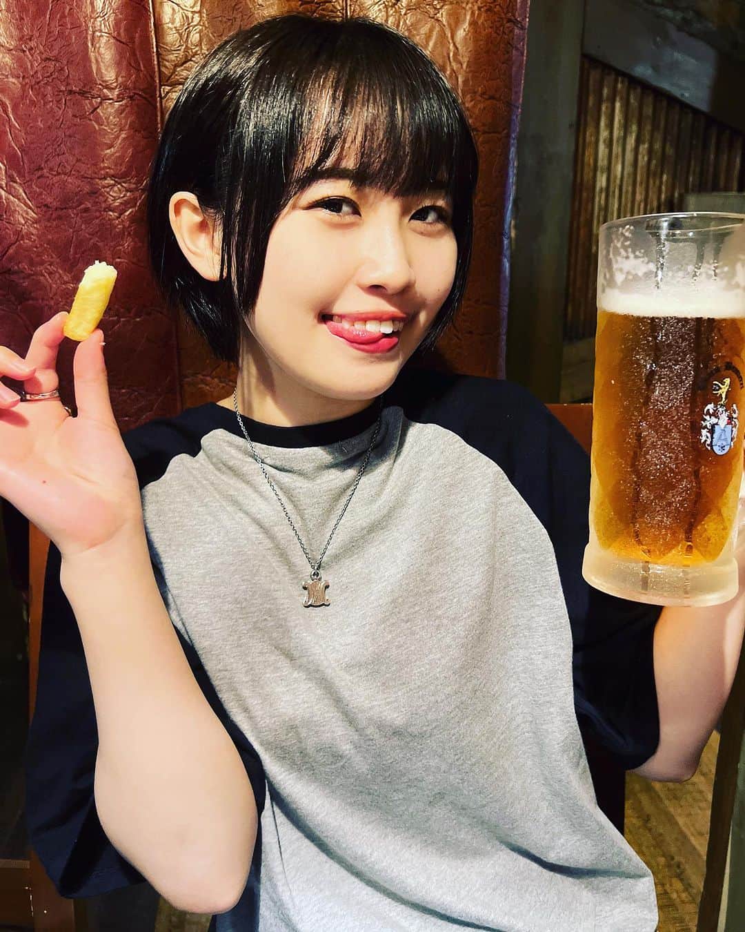 DINO（ディノ）のインスタグラム：「大好きなビールを美味しそうに飲みほす あいちゃん🍺 @nonoseai  #乃々瀬あい  #クラフトビール  #ビール  #おつまみ  #びっくりドンキー  #フライドポテト  #夏はビール  #japanesegirl  #japanesefood  #総合プロダクションdino」