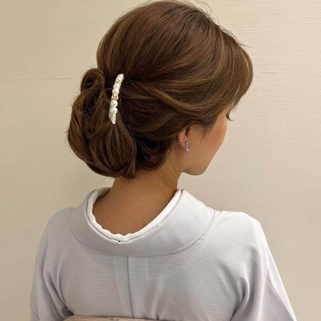 Tomoyo Kitamuraさんのインスタグラム写真 - (Tomoyo KitamuraInstagram)「お客様ヘアセット✨ ゆるめのしっとり和装  #ヘアメイク #プレ花嫁 #外注ヘアメイク #前撮り #2023冬婚  #ヘアセット #2023秋婚 #ヘアアレンジ #グラハイ花嫁 #パレス花嫁 #アンダーズ花嫁 #ウェスティン花嫁  #chanel  #シャネル #ウェディングドレス  #ウェディングヘア #前撮りヘア #dior #ディオール #ポニーテール #2024春婚」8月28日 15時56分 - tmy_o3.pugmi