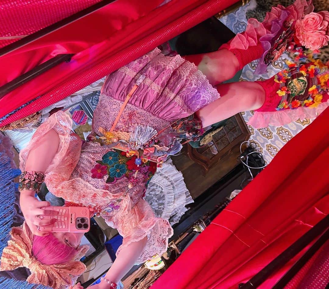 millnaさんのインスタグラム写真 - (millnaInstagram)「デコラコーデに憧れてる  🎀 @hoshibakoworks #hoshibakoworks  👗🧦 @chapo.chaty #chapo  💎 @tknk.tknk #ブティック竹の子  👠 薔薇でデコった自作品  #デコラ #ファッション #y2k #y2kfashion」8月28日 15時58分 - mi_te_yo