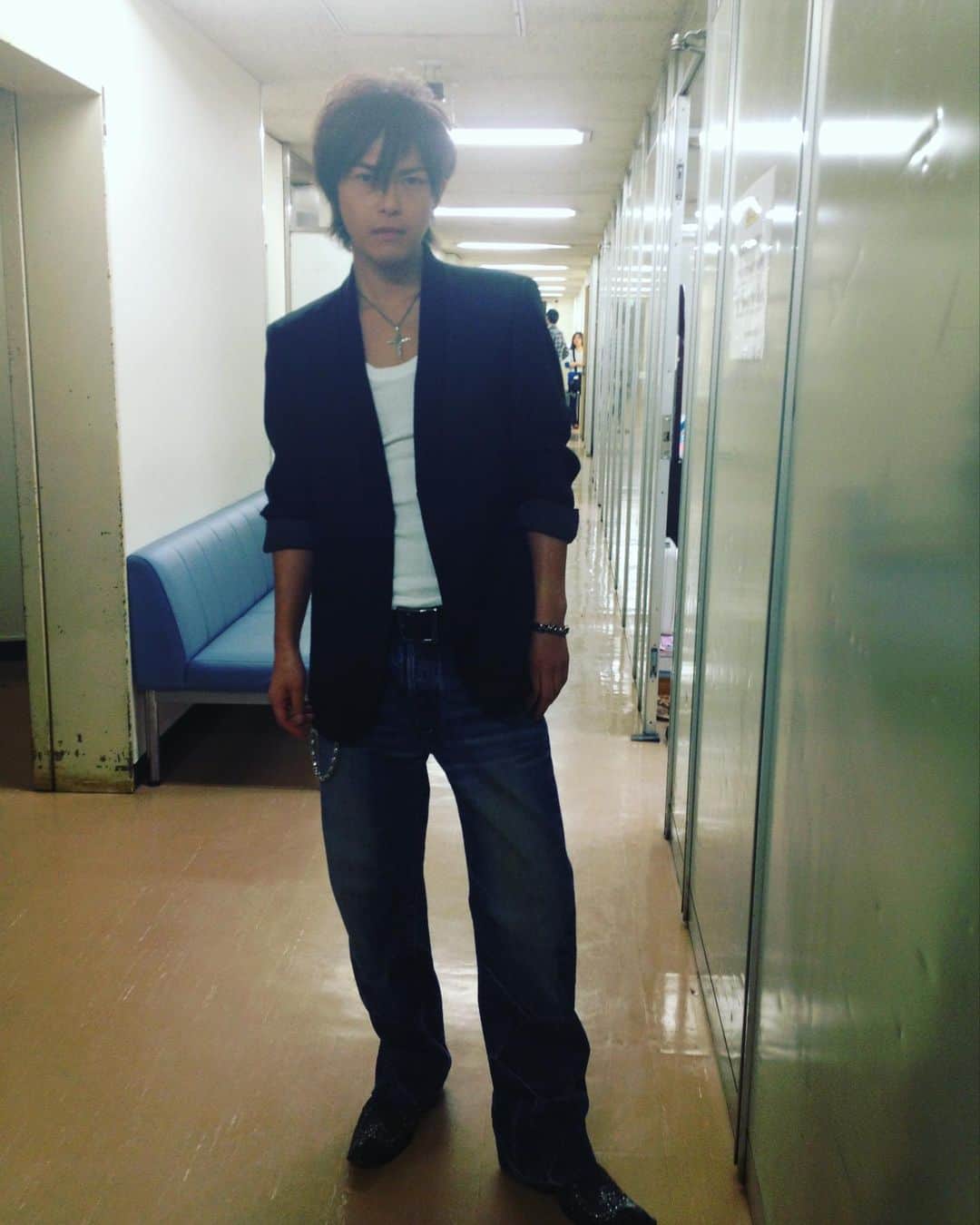 勝地涼のインスタグラム：「東京千秋楽迎えました。 昨日の千秋楽は出会った頃 勝地の音痴を存分に脚本などでイジってきたクドカンさんが観に来てくれました！！ 勝地がハモってるだけで もう泣き笑い、 歌う時、集中しすぎて目が死んでるのも最高でした。 とのこと。笑 クドカンさんなりの 愛のある言葉？笑 ありがとうございます！！  そして明日は 「あまちゃん」再放送で 前髪クネ男が登場するそうです！ 1話のみの出演なのでお見逃しなく！ 同時期に大河ドラマ「八重の桜」も 月9「SUMMER NUDE」にも出てたけど 1話だけのこの役のことをいまだに言われる。 ありがたいことです、笑 それから何年かは苦しんだこともある。 イメージが強すぎて、普段からそーゆー人と思われたり、そーゆー役が増えてね。 でも、多くの方に知っていただけた 前髪クネ男さんに そしてクドカンさんに感謝です。  勝地涼こと前髪クネ男でした。 じぇじぇじぇ！！ 逆っ！！逆だったジェっ！！ 前髪クネ男こと勝地涼でした！！  クドカンさん作品の写真や思い出も添えて☺️」