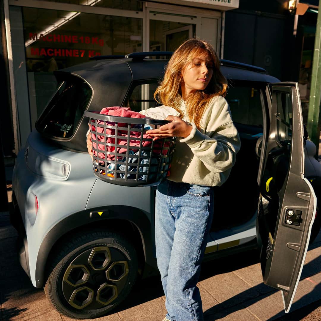 Citroënのインスタグラム：「Always Autonomous. And we're talking about the two protagonists in the photo... #CitroënAMI」