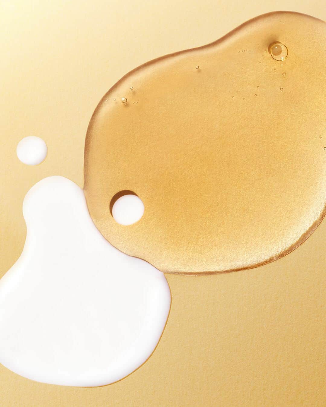 Clarins Australiaのインスタグラム：「Double Serum Eye is a must-have for our #DoubleSerum fans - perfect for all skin types, ages and genders.⁣⁣ ⁣⁣ Leave a 💛 if you love the iconic double texture of this delightful product!⁣⁣ ⁣⁣ #Clarins #Textures #DoubleSerumEye #Skincare #SkincareCommunity #NaturalIngredients」