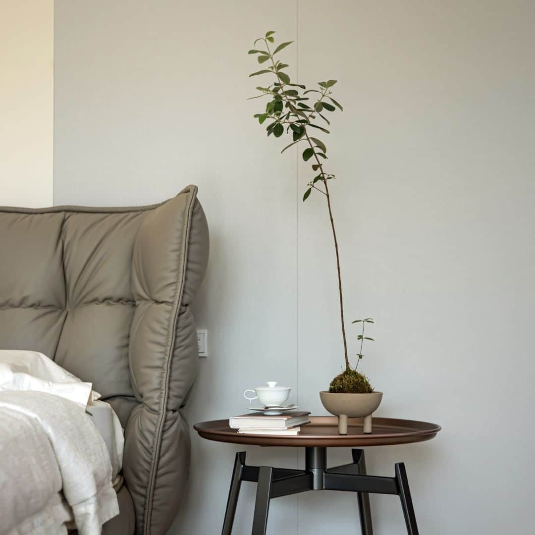 B&B Italiaのインスタグラム：「Refined aesthetics. Jiangnan Yipin Private Residence interiors boast a soothing palette of neutral colors, providing a canvas for a harmonious blend of textures and forms.  @patricia_urquiola  Space Design Team: QiZhen Design Decoration Styling: RenUno Photographer: JinXiang & RenUno  #bebitalia #design #Zhejiang #China」