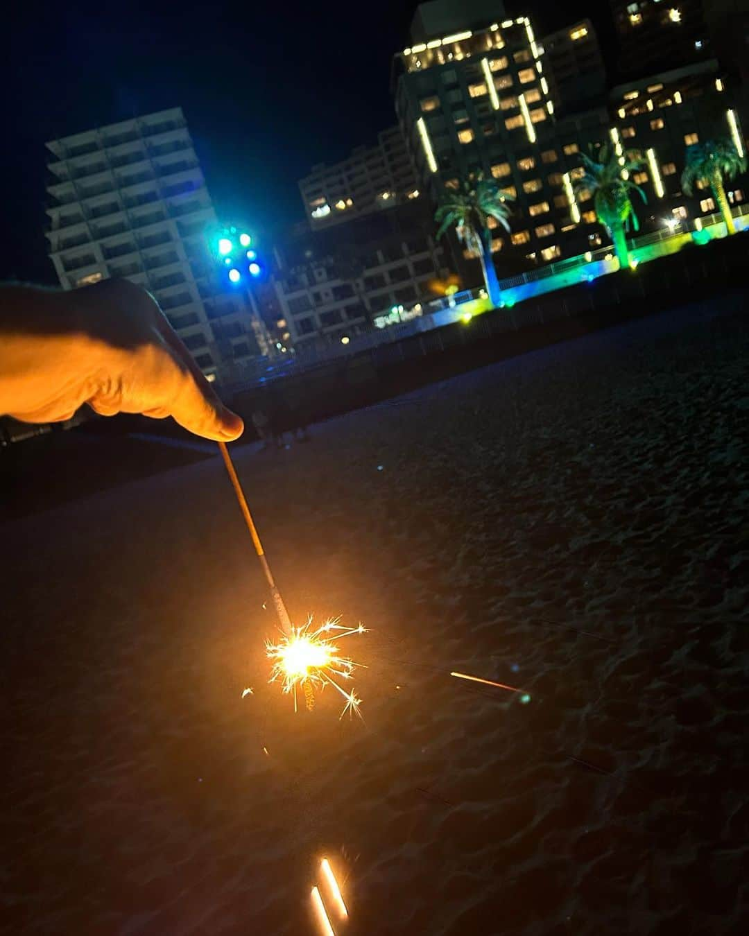 トラウデン都仁さんのインスタグラム写真 - (トラウデン都仁Instagram)「昨日は熱海で花火したりしてました やっと夏休みっぽいことをした気がする」8月28日 16時01分 - toni_trauden_official