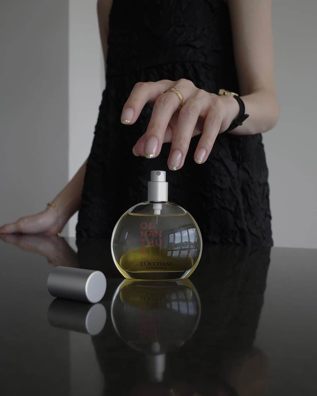 石元歩唯のインスタグラム：「@loccitane_jp  秋の始まりを感じる、金木犀の優しい香りのパフュームインオイル。  オイルインなのにベタつかずさらっとした軽い使用感で、フレグランスとして楽しみながらボディとヘアに自然なツヤと潤いを与えてくれます…✨  ノスタルジックで甘く深い上品な金木犀の香りを纏って、まずは香りから衣替え。  8/30限定発売の香りです🍂  #ロクシタン #金木犀 #オスマンサス #秋コーデ #ふりむかれ香水 #loccitanepr」