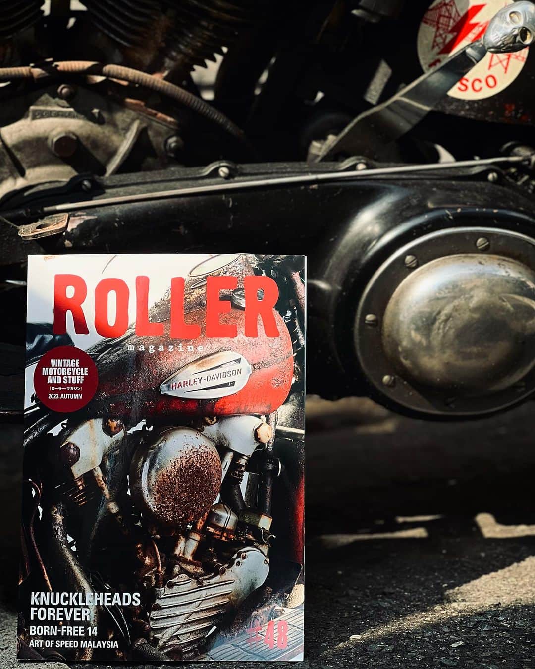 ウェスコさんのインスタグラム写真 - (ウェスコInstagram)「【メディア情報】 8/31発売 ROLLER magazine #48  年4回発行の季刊誌、『ROLLER magazine』 今号のWESCO LOVERSは、「千年の都」と称えられる京都に拠点を置くカスタムバイクショップ、Luck Motorcycles代表の杉原雅之氏にご登場いただきました！  昨今では、杉原氏自身が10代の頃からリスペクトして止まないという世界的ロックバンド"Red Hot Chili Peppers"のベーシストFlea氏から直々に製作依頼を受け、ビルドした渾身のカスタムバイクは昨年行なわれたBORN FREE SHOWやHOT ROD CUSTOM SHOWなど各メディアでも大きく取り上げられ、瞬く間に世界中を駆け巡りました。  そして、去る8月20日(日)に神戸で開催されたNEW ORDER CHOPPER SHOWでは錚々たるカスタムバイクが軒を連ねる中、ビルダーズチョイス1位という輝かしい成果を納め、ますますこれからの動向に目が離せないLuck Motorcycles。  今号ではそんなLuck Motorcycles代表の杉原氏が日常的に愛用している、WESCO製サイドゴアブーツ"Romeo"が紹介されています。  さらに、今号の巻頭ではWESCO LOVERS取材時に撮影した、最新作のカスタムバイクで京都市内をクルージングする走行写真(別カット)をWESCO JAPANの広告として起用させて頂きました！  ぜひ、お取り扱い店でお買い求めのうえご覧ください。  " Special Thanks to @luckmc "  -Contents- KNUCKLEHEADS FOREVER LETTERS FROM FKN AHOLE THE FINEST COLLECTION ART OF SPEED 12th BORN FREE 14 etc... ・ 【Staff Blog】 https://wescojapan.blogspot.com/2023/08/831-roller-magazine-48.html?m=1 ・ @wesco_japan アカウントトップのURLからブログへリンクします。 ・ #ROLLERmagazine #48 #WESCOLOVERS #luckmotorcycles #luckmc #westcoastshoecompany #wesco #wescoboots #scapoose #oregon #madeinUSA🇺🇸 #since1918 #osaka #wescojapan #tokyo #wescoebisu #wescosetagaya」8月28日 16時03分 - wesco_japan