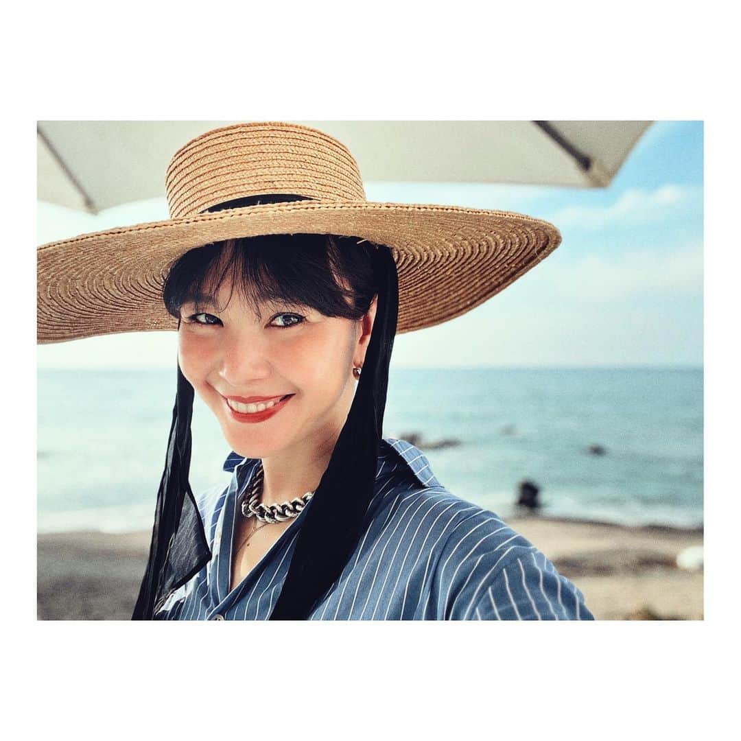 知花くららのインスタグラム：「夏休みはまだ終わらぬよ🍉  移動中、車の後部座席でなぜか 『あわてんぼうのサンタクロース』の曲で 最高潮に盛り上がる3歳児と2歳児  この不思議なコントラストが 意外と癖になる感じで。  南半球のクリスマスは こんな感じなのかしらん」