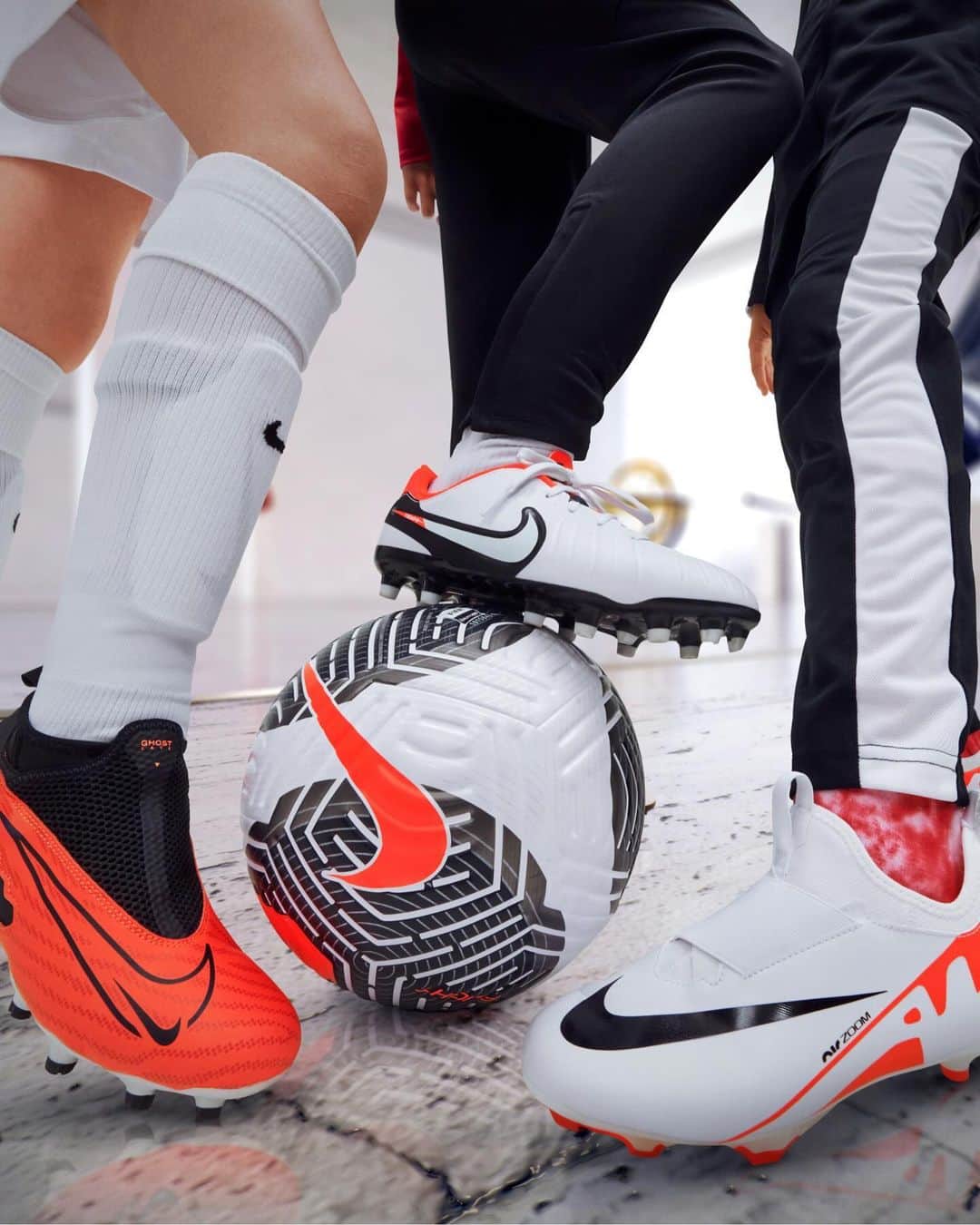 ナイキフットボールのインスタグラム：「Anywhere. Anytime. Football.   For kids, it’s not just another season — it’s everything. Help them show up mad ready with the best in touch, precision, and speed. #NikeFootball」