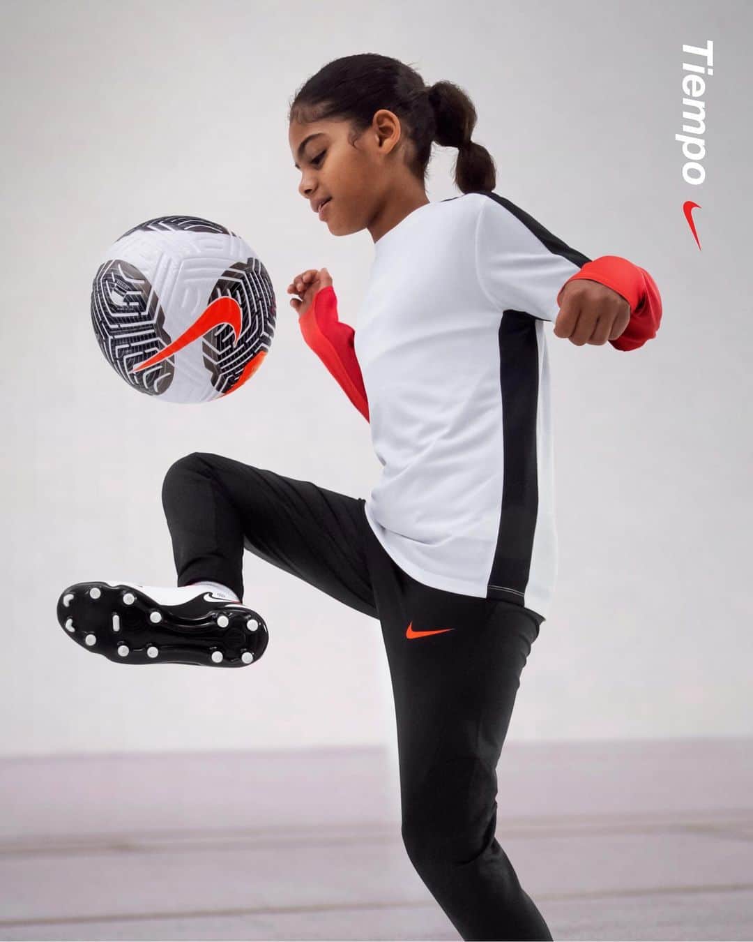 ナイキフットボールさんのインスタグラム写真 - (ナイキフットボールInstagram)「Anywhere. Anytime. Football.   For kids, it’s not just another season — it’s everything. Help them show up mad ready with the best in touch, precision, and speed. #NikeFootball」8月28日 16時07分 - nikefootball